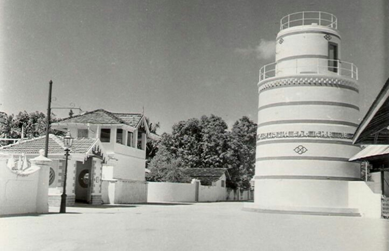 މެދުޒިޔާރަތްމަގުގެ ކުރީގެ ފޮޓޯއެއް: ކަނާތް ފަރާތުގައި ހުކުރު މިސްކިތު މުންނާރު އަދި މުލިއާގެ ވާތް ފަރާތުގައި.