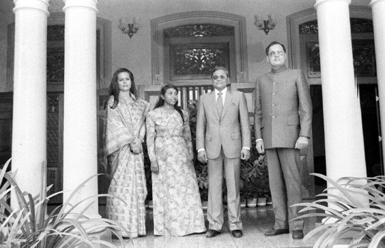 އިންޑިއާގެ ބޮޑުވަޒީރު ރަޖީވް ގާންދީ (ކ) އާއި އަނބިކަނބަލުން ސޯނިއާ ގާންދީ (ވ) 1986 ވަނަ އަހަރު ރާއްޖެ އަށް ކުރެއްވި ޒިޔާރަތުގައި ރައީސް މައުމޫން (ކ-2) އާއި އަނބިކަނބަލުން ނަސްރީނާ އިބްރާހީމާ އެކު މުލިއާގޭގައި ފޮޓޯއަކަށް ހުއްޓިވަޑައިގެން.