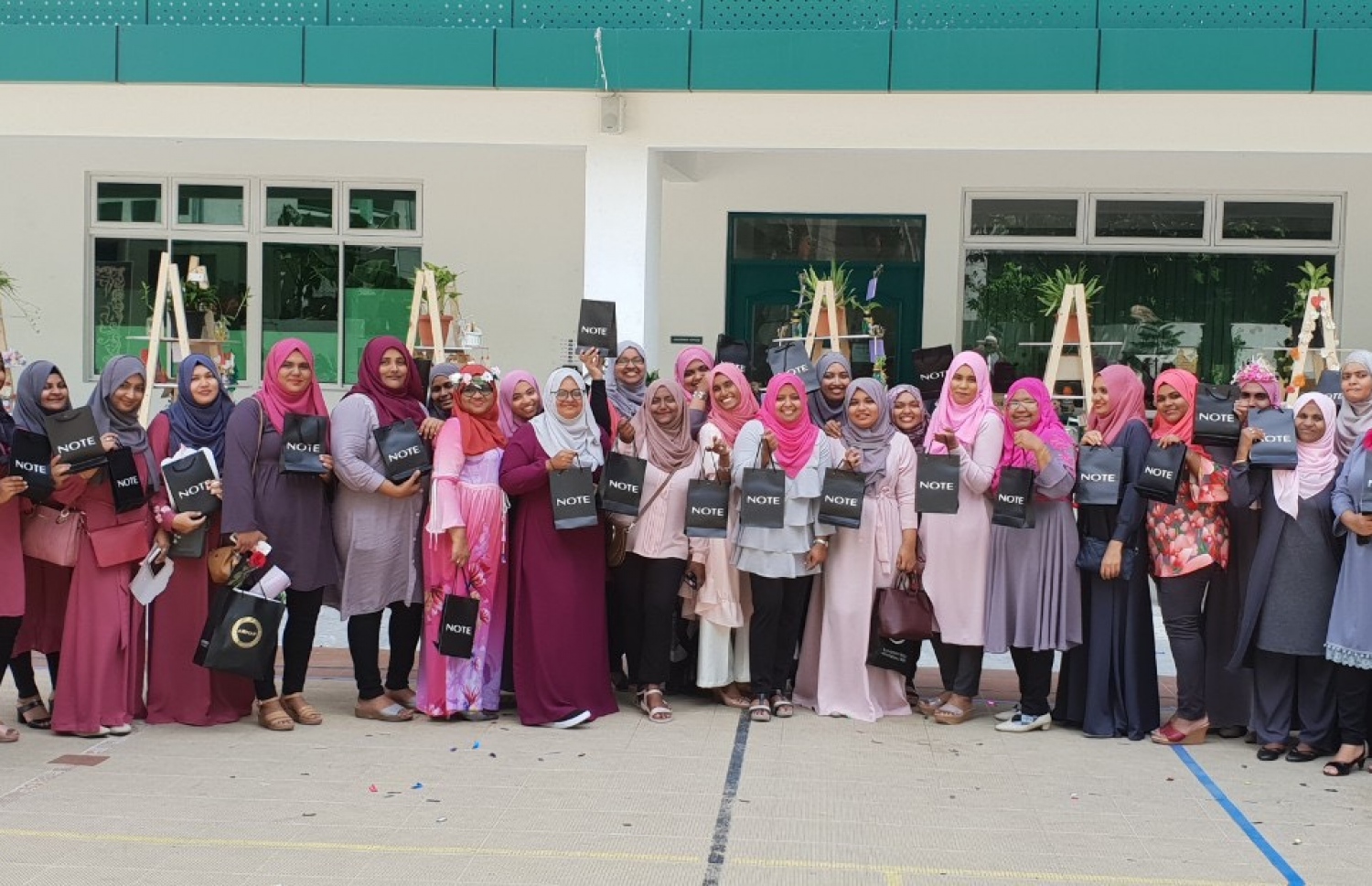 ޓީޗަރުންގެ ދުވަސް ފާހަގަކުރުމަށް ނޯޓު ކޮސްމެޓިކްސް އިން ހަދިޔާ ދިން ބައެއް ޓީޗަރުން-- ފޮޓޯ: ނޯޓް