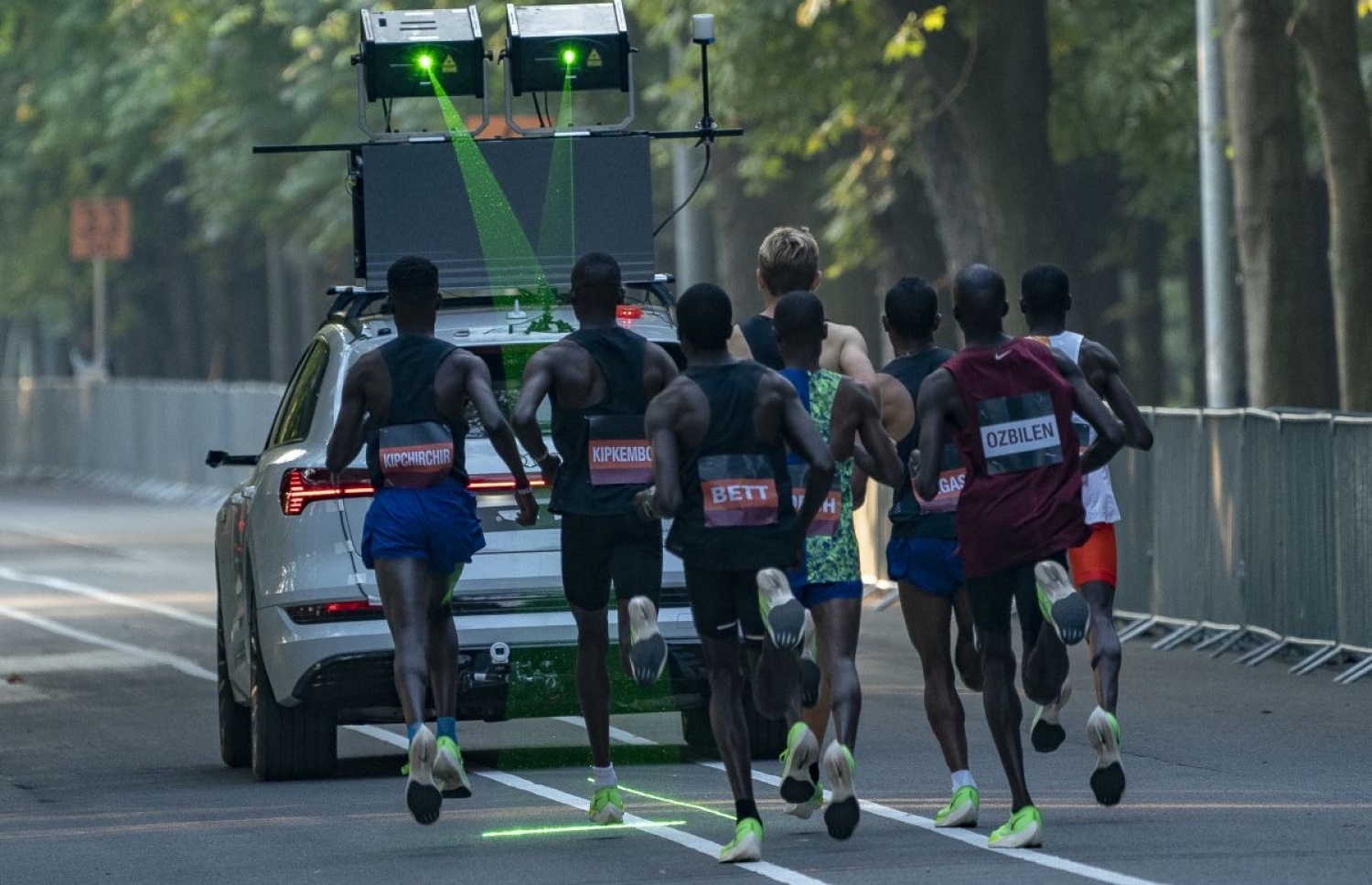 އިނިއޮސް 1:59 ޗެލެންޖްގެ ޕޭސްމޭކަރުން، ރޭހަށް ހާއްސަކޮށްފައިވާ ކާރާ އެކު ވިއެނާގެ ޕާކް ތެރޭގައި ދުވަނީ: މާދަމާ މި ދުވުންތެރިން ބައިބަޔަށް ބަހާލައިގެން، އެލިއޫޑް ކިޕްޗޯޖް، ދެ ގަޑިއިރަށް ވުރެ އަވަހަށް މެރަތަން ފުރިހަމަ ކުރަން އެހީތެރިވާނެ