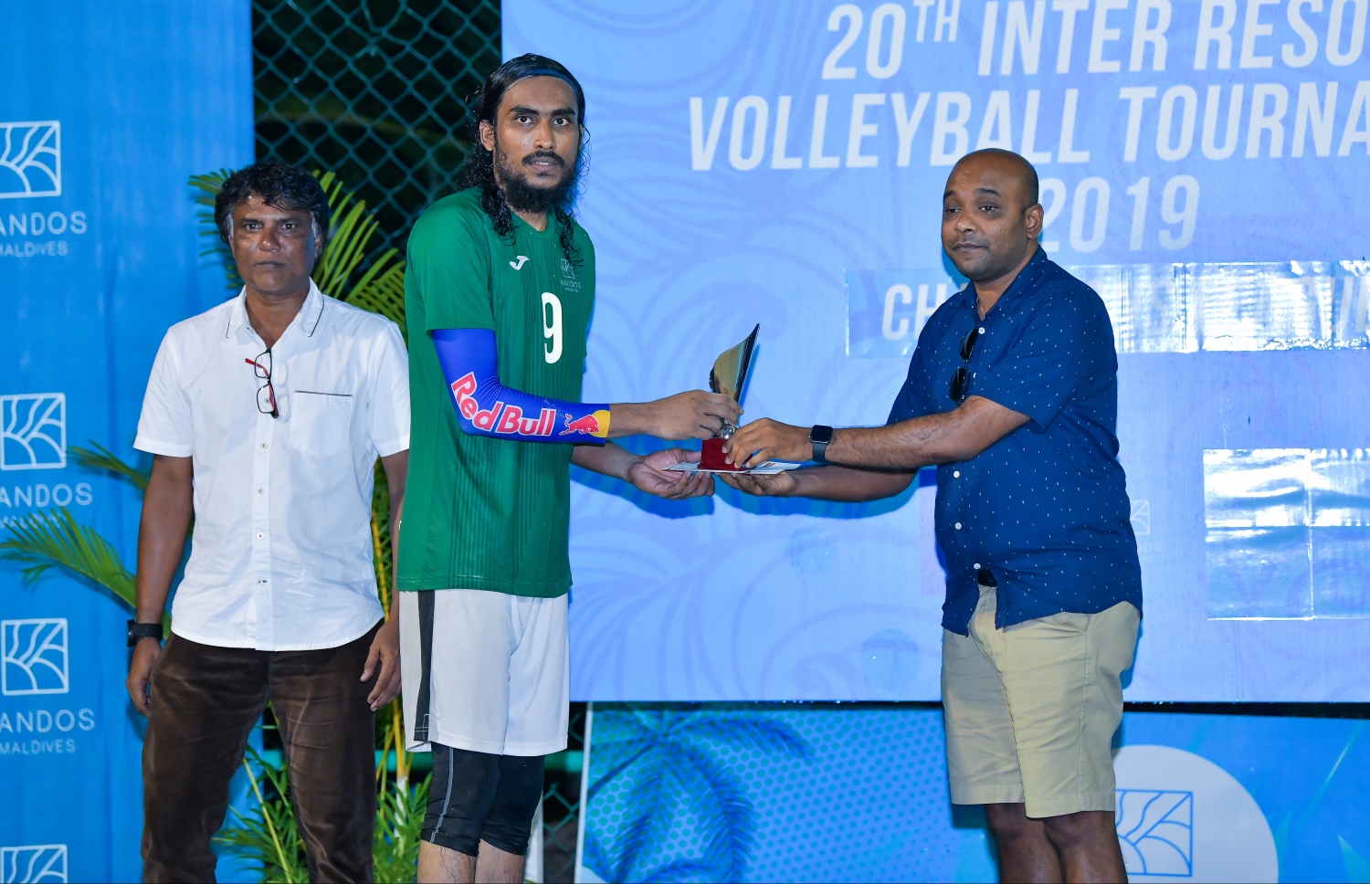 ބަނޑޮސް - 11 އޮކްޓޯބަރ 2019: އާލާ އިންޓަ ރިސޯޓް ވޮލީބޯޅަ މުބާރާތުގެ ޒޯން ޗެމްޕިއަންސް ލީގް ފައިނަލްގައި ރީތި ރަށާއި ބަނޑޮސް ބައްދަލުކުރި މެޗުގެ ތެރެއިން: މިމެޗު 3-1 ސެޓުން މޮޅުވެ ރިސޯޓް ވޮލީބޯޅަ މުބާރާތުގެ ޗެމްޕިއަންކަން ބަނޑޮސް މޯލްޑިވްސް އިން ވަނީ ދިފާއުކޮށްފައި--. ފޮޓޯ:ނިޝާން އަލީ/މިހާރު