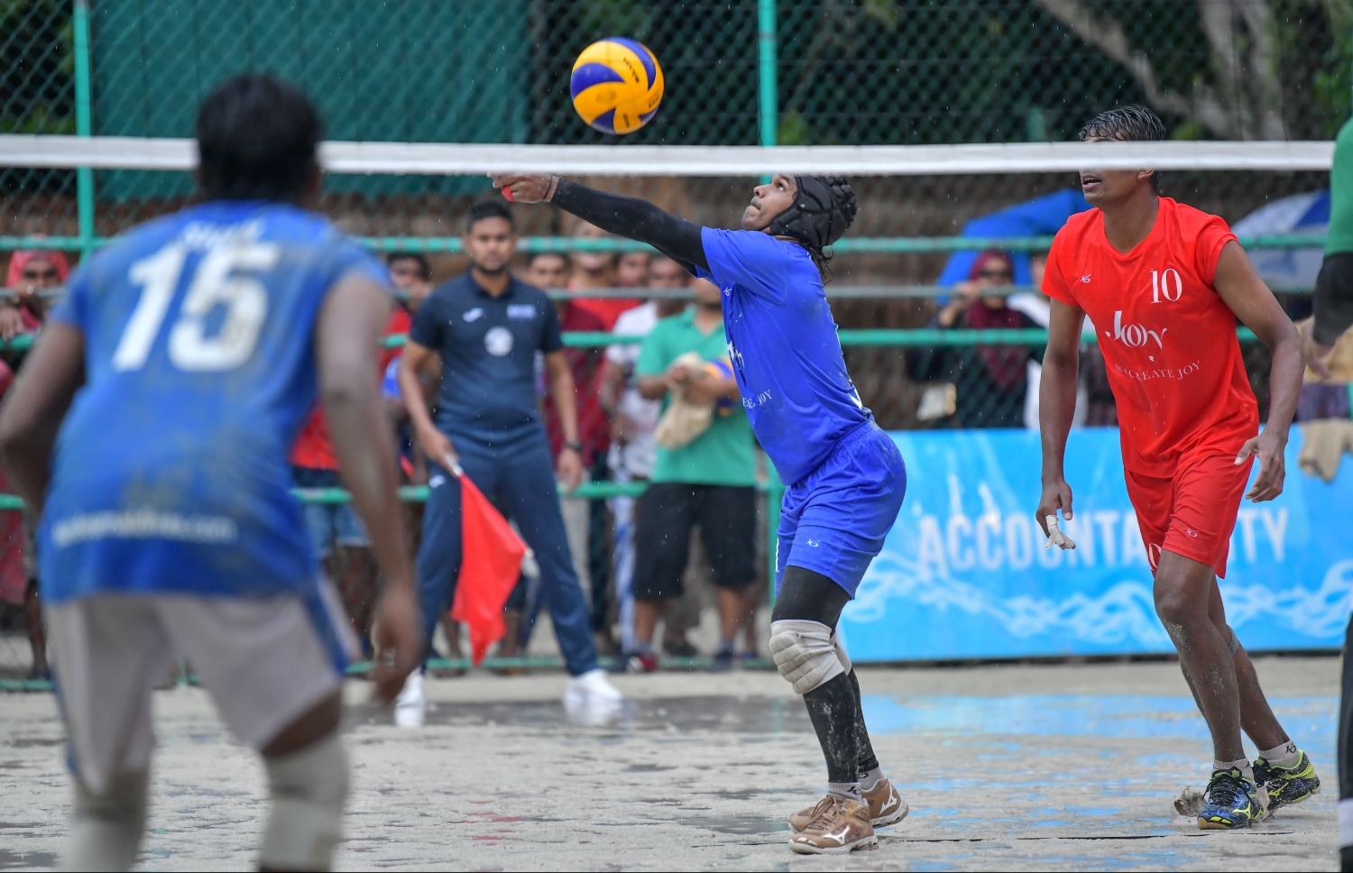 ބަނޑޮސް - 11 އޮކްޓޯބަރ 2019: އާލާ އިންޓަ ރިސޯޓް ވޮލީބޯޅަ މުބާރާތުގެ ޒޯން ޗެމްޕިއަންސް ލީގް ފައިނަލްގައި ރީތި ރަށާއި ބަނޑޮސް ބައްދަލުކުރި މެޗުގެ ތެރެއިން: މިމެޗު 3-1 ސެޓުން މޮޅުވެ ރިސޯޓް ވޮލީބޯޅަ މުބާރާތުގެ ޗެމްޕިއަންކަން ބަނޑޮސް މޯލްޑިވްސް އިން ވަނީ ދިފާއުކޮށްފައި--. ފޮޓޯ:ނިޝާން އަލީ/މިހާރު