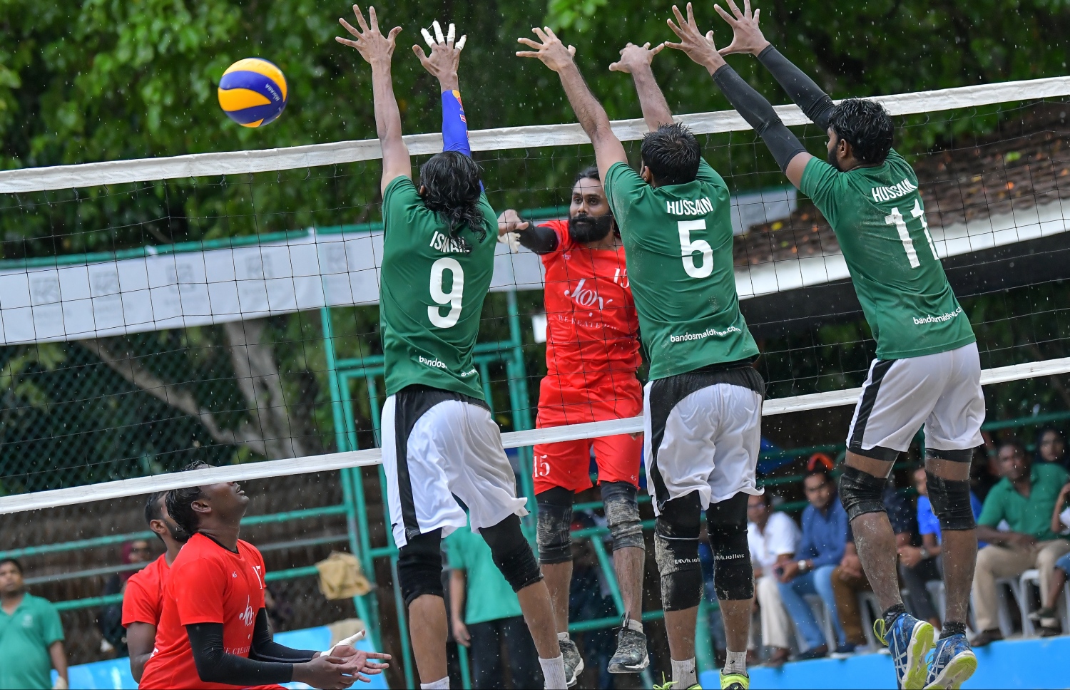 ބަނޑޮސް - 11 އޮކްޓޯބަރ 2019: އާލާ އިންޓަ ރިސޯޓް ވޮލީބޯޅަ މުބާރާތުގެ ޒޯން ޗެމްޕިއަންސް ލީގް ފައިނަލްގައި ރީތި ރަށާއި ބަނޑޮސް ބައްދަލުކުރި މެޗުގެ ތެރެއިން: މިމެޗު 3-1 ސެޓުން މޮޅުވެ ރިސޯޓް ވޮލީބޯޅަ މުބާރާތުގެ ޗެމްޕިއަންކަން ބަނޑޮސް މޯލްޑިވްސް އިން ވަނީ ދިފާއުކޮށްފައި--. ފޮޓޯ:ނިޝާން އަލީ/މިހާރު