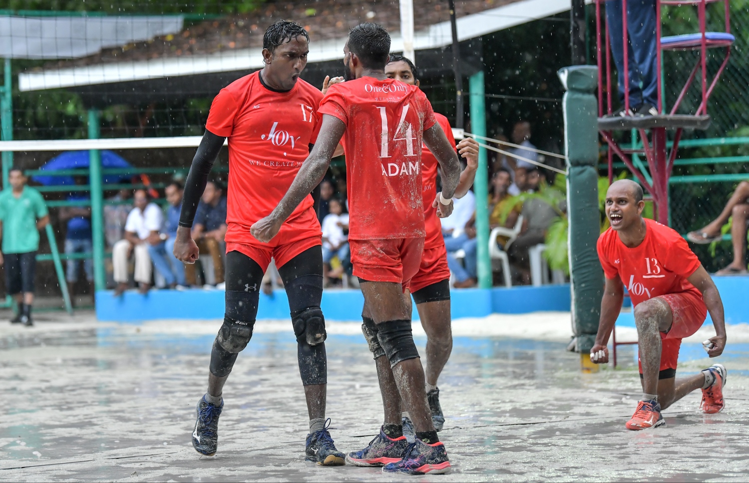 ބަނޑޮސް - 11 އޮކްޓޯބަރ 2019: އާލާ އިންޓަ ރިސޯޓް ވޮލީބޯޅަ މުބާރާތުގެ ޒޯން ޗެމްޕިއަންސް ލީގް ފައިނަލްގައި ރީތި ރަށާއި ބަނޑޮސް ބައްދަލުކުރި މެޗުގެ ތެރެއިން: މިމެޗު 3-1 ސެޓުން މޮޅުވެ ރިސޯޓް ވޮލީބޯޅަ މުބާރާތުގެ ޗެމްޕިއަންކަން ބަނޑޮސް މޯލްޑިވްސް އިން ވަނީ ދިފާއުކޮށްފައި--. ފޮޓޯ:ނިޝާން އަލީ/މިހާރު