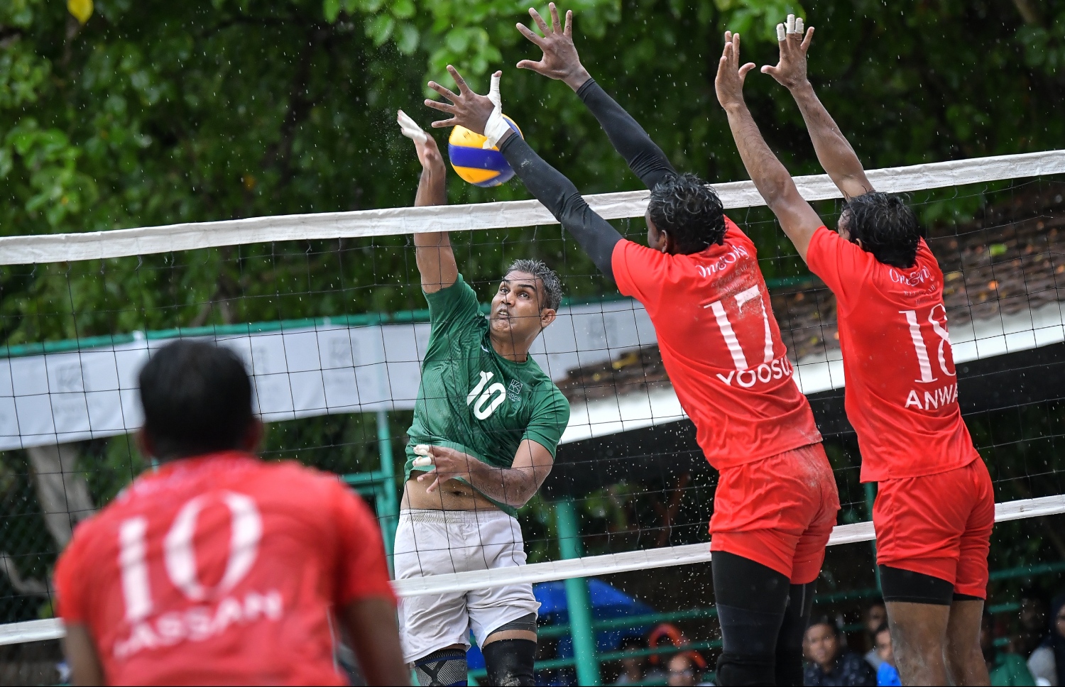 ބަނޑޮސް - 11 އޮކްޓޯބަރ 2019: އާލާ އިންޓަ ރިސޯޓް ވޮލީބޯޅަ މުބާރާތުގެ ޒޯން ޗެމްޕިއަންސް ލީގް ފައިނަލްގައި ރީތި ރަށާއި ބަނޑޮސް ބައްދަލުކުރި މެޗުގެ ތެރެއިން: --. ފޮޓޯ:ނިޝާން އަލީ/މިހާރު