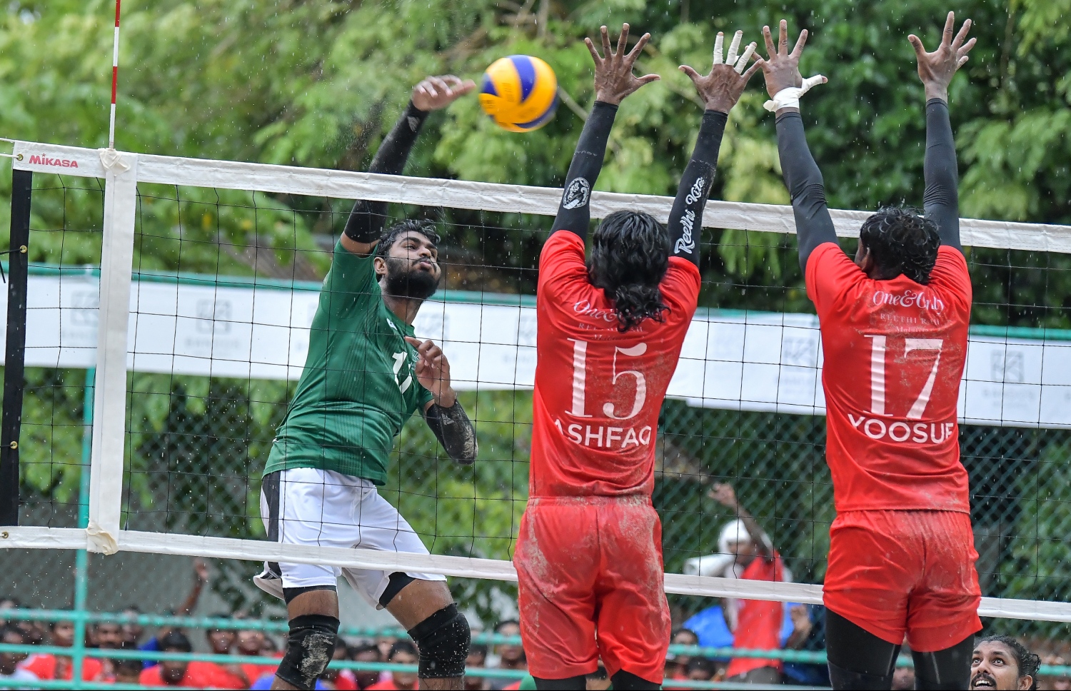 ބަނޑޮސް - 11 އޮކްޓޯބަރ 2019: އާލާ އިންޓަ ރިސޯޓް ވޮލީބޯޅަ މުބާރާތުގެ ޒޯން ޗެމްޕިއަންސް ލީގް ފައިނަލްގައި ރީތި ރަށާއި ބަނޑޮސް ބައްދަލުކުރި މެޗުގެ ތެރެއިން: މިމެޗު 3-1 ސެޓުން މޮޅުވެ ރިސޯޓް ވޮލީބޯޅަ މުބާރާތުގެ ޗެމްޕިއަންކަން ބަނޑޮސް މޯލްޑިވްސް އިން ވަނީ ދިފާއުކޮށްފައި--. ފޮޓޯ:ނިޝާން އަލީ/މިހާރު