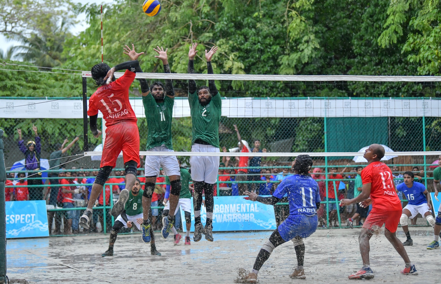 ބަނޑޮސް - 11 އޮކްޓޯބަރ 2019: އާލާ އިންޓަ ރިސޯޓް ވޮލީބޯޅަ މުބާރާތުގެ ޒޯން ޗެމްޕިއަންސް ލީގް ފައިނަލްގައި ރީތި ރަށާއި ބަނޑޮސް ބައްދަލުކުރި މެޗުގެ ތެރެއިން: މިމެޗު 3-1 ސެޓުން މޮޅުވެ ރިސޯޓް ވޮލީބޯޅަ މުބާރާތުގެ ޗެމްޕިއަންކަން ބަނޑޮސް މޯލްޑިވްސް އިން ވަނީ ދިފާއުކޮށްފައި--. ފޮޓޯ:ނިޝާން އަލީ/މިހާރު