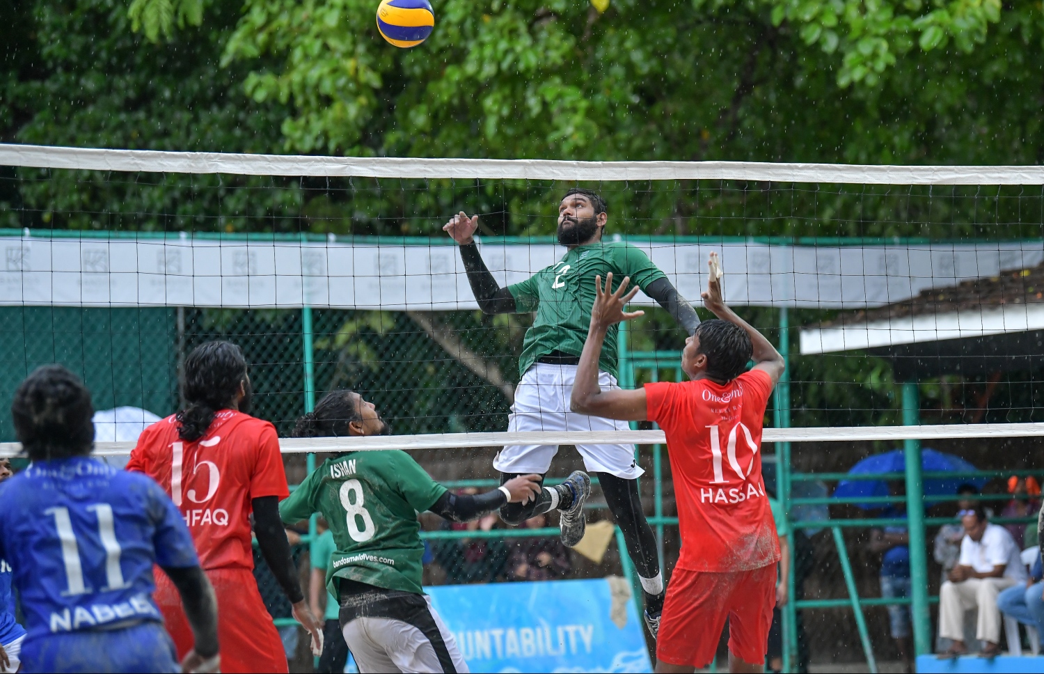 ބަނޑޮސް - 11 އޮކްޓޯބަރ 2019: އާލާ އިންޓަ ރިސޯޓް ވޮލީބޯޅަ މުބާރާތުގެ ޒޯން ޗެމްޕިއަންސް ލީގް ފައިނަލްގައި ރީތި ރަށާއި ބަނޑޮސް ބައްދަލުކުރި މެޗުގެ ތެރެއިން: މިމެޗު 3-1 ސެޓުން މޮޅުވެ ރިސޯޓް ވޮލީބޯޅަ މުބާރާތުގެ ޗެމްޕިއަންކަން ބަނޑޮސް މޯލްޑިވްސް އިން ވަނީ ދިފާއުކޮށްފައި--. ފޮޓޯ:ނިޝާން އަލީ/މިހާރު