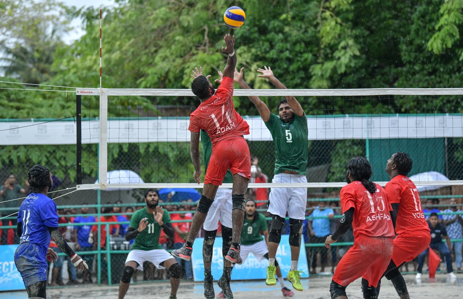 ބަނޑޮސް - 11 އޮކްޓޯބަރ 2019: އާލާ އިންޓަ ރިސޯޓް ވޮލީބޯޅަ މުބާރާތުގެ ޒޯން ޗެމްޕިއަންސް ލީގް ފައިނަލްގައި ރީތި ރަށާއި ބަނޑޮސް ބައްދަލުކުރި މެޗުގެ ތެރެއިން--. ފޮޓޯ:ނިޝާން އަލީ/މިހާރު