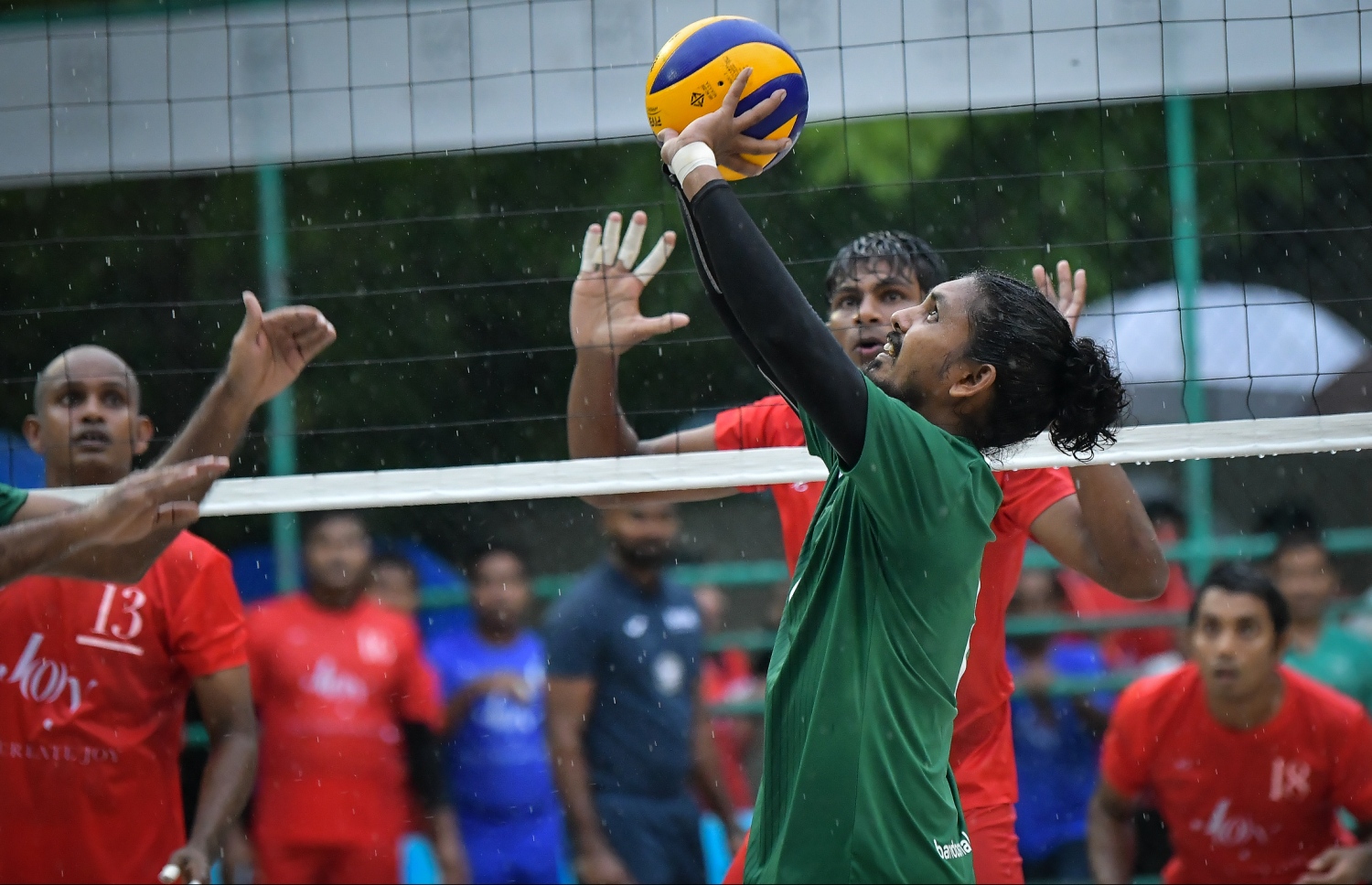 ބަނޑޮސް - 11 އޮކްޓޯބަރ 2019: އާލާ އިންޓަ ރިސޯޓް ވޮލީބޯޅަ މުބާރާތުގެ ޒޯން ޗެމްޕިއަންސް ލީގް ފައިނަލްގައި ރީތި ރަށާއި ބަނޑޮސް ބައްދަލުކުރި މެޗުގެ ތެރެއިން:--. ފޮޓޯ:ނިޝާން އަލީ/މިހާރު