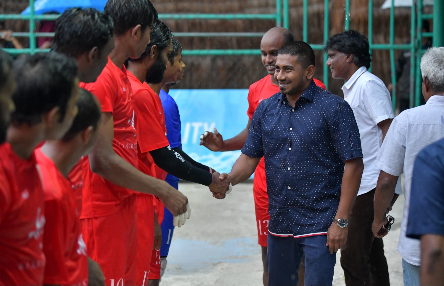 ބަނޑޮސް - 11 އޮކްޓޯބަރ 2019: އާލާ އިންޓަ ރިސޯޓް ވޮލީބޯޅަ މުބާރާތުގެ ޒޯން ޗެމްޕިއަންސް ލީގް ފައިނަލްގައި ރީތި ރަށާއި ބަނޑޮސް ބައްދަލުކުރި މެޗުގެ ތެރެއިން ޔޫތް މިނިސްޓަރު އަހްމަދު މަހުލޫފް ދެ ޓީމުގެ ކުޅުންތެރިންނާ ސަލާމް ކުރައްވަނީ--. ފޮޓޯ:ނިޝާން އަލީ/މިހާރު