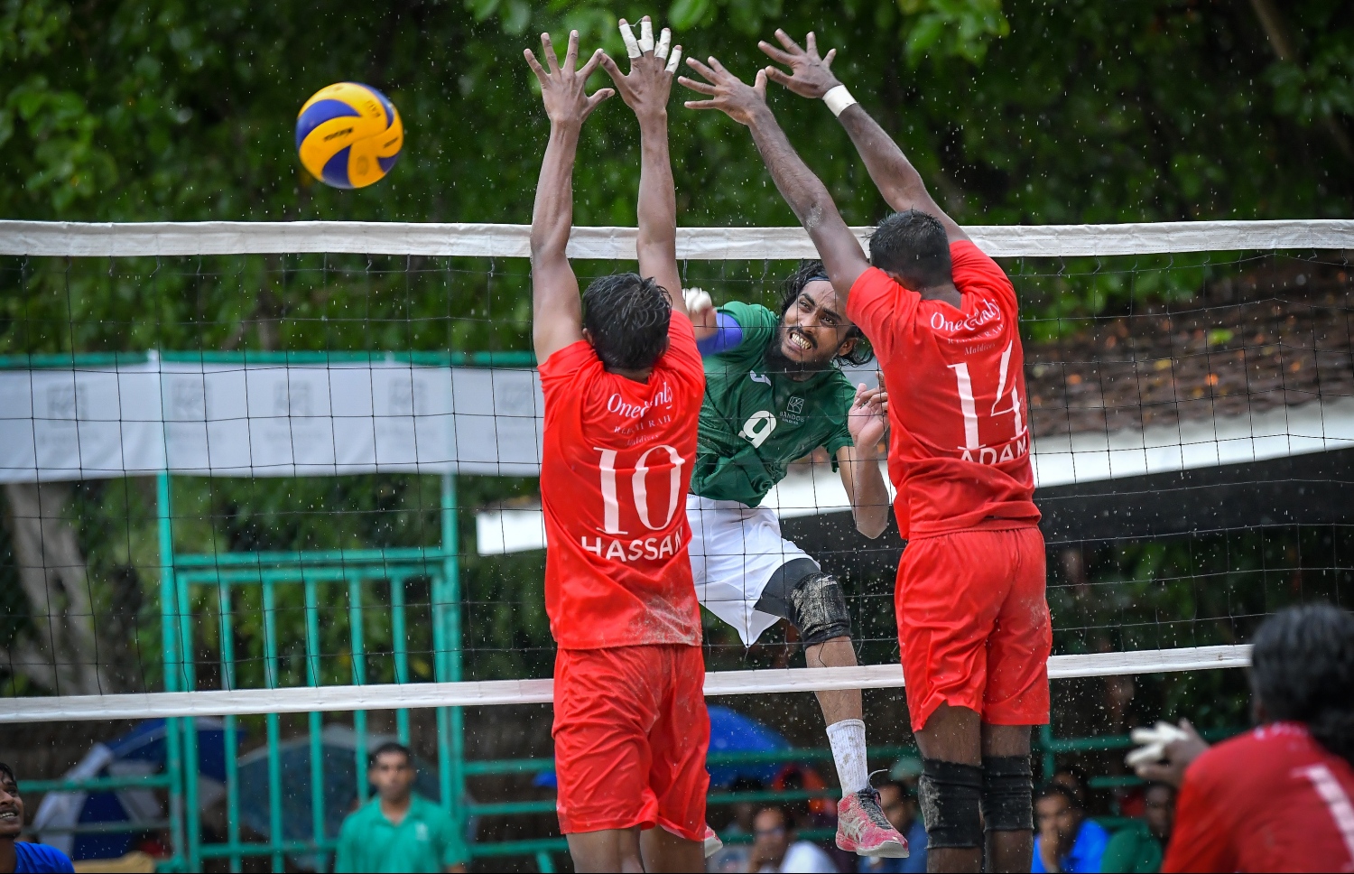 ބަނޑޮސް - 11 އޮކްޓޯބަރ 2019: އާލާ އިންޓަ ރިސޯޓް ވޮލީބޯޅަ މުބާރާތުގެ ޒޯން ޗެމްޕިއަންސް ލީގް ފައިނަލްގައި ރީތި ރަށާއި ބަނޑޮސް ބައްދަލުކުރި މެޗުގެ ތެރެއިން: މިމެޗު 3-1 ސެޓުން މޮޅުވެ ރިސޯޓް ވޮލީބޯޅަ މުބާރާތުގެ ޗެމްޕިއަންކަން ބަނޑޮސް މޯލްޑިވްސް އިން ވަނީ ދިފާއުކޮށްފައި--. ފޮޓޯ:ނިޝާން އަލީ/މިހާރު