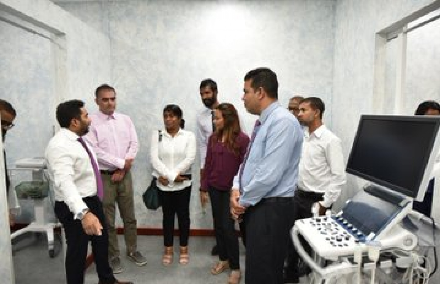 ކުޅުދުއްފުށީ ހޮސްޕިޓަލްގައި ކާޑިއެކް ސެންޓަރާއި ސީޓީ ސްކޭންގެ ޚިދުމަތް ރަސްމީކޮށް މިރޭ ފައްޓަވައި ދެއްވުމަށް ފަހު، ހެލްތު މިނިސްޓަރު އަމީން، އެ ޚިދުމަތްތައް ގާއިމް ކޮށްފައިވާ ފެންވަރު އޮޅުން ފިލުއްވަނީ.---ފޮޓޯ: ހެލްތު މިނިސްޓްރީ