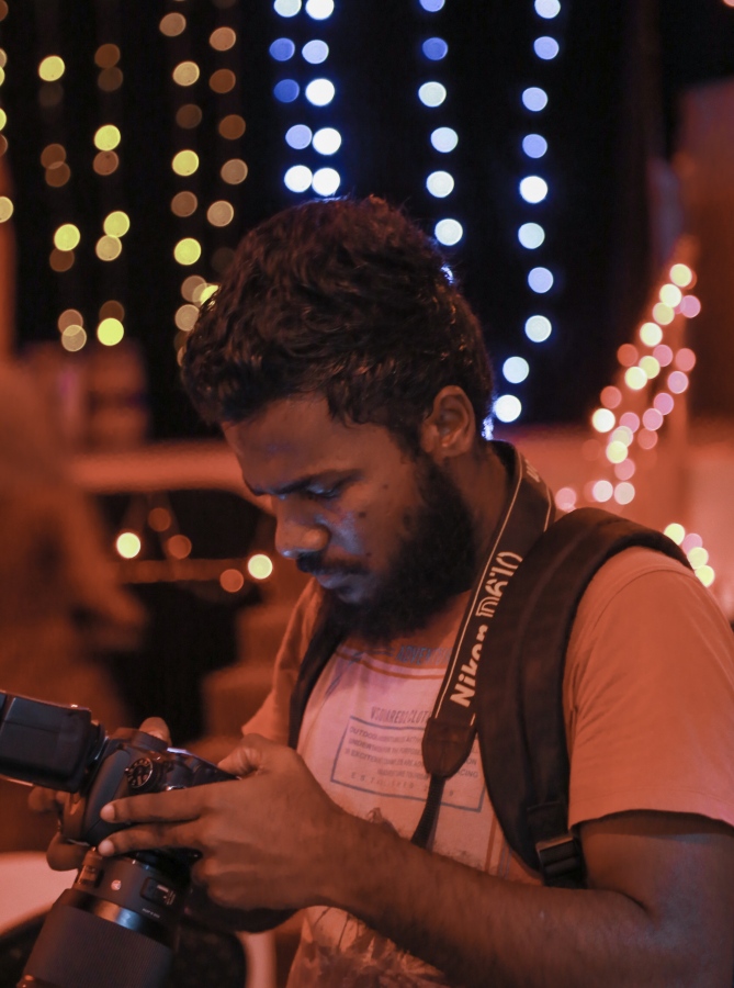 ޖަވާ ވެޑިން ފޮޓޯ ޝޫޓެއްގައި؛ އޭނާ އެންމެ ނަގާހިތްވަނީ އެކި އެއްޗެހީގެ ކްލޯޒްއަޕް ފޮޓޯތައް.