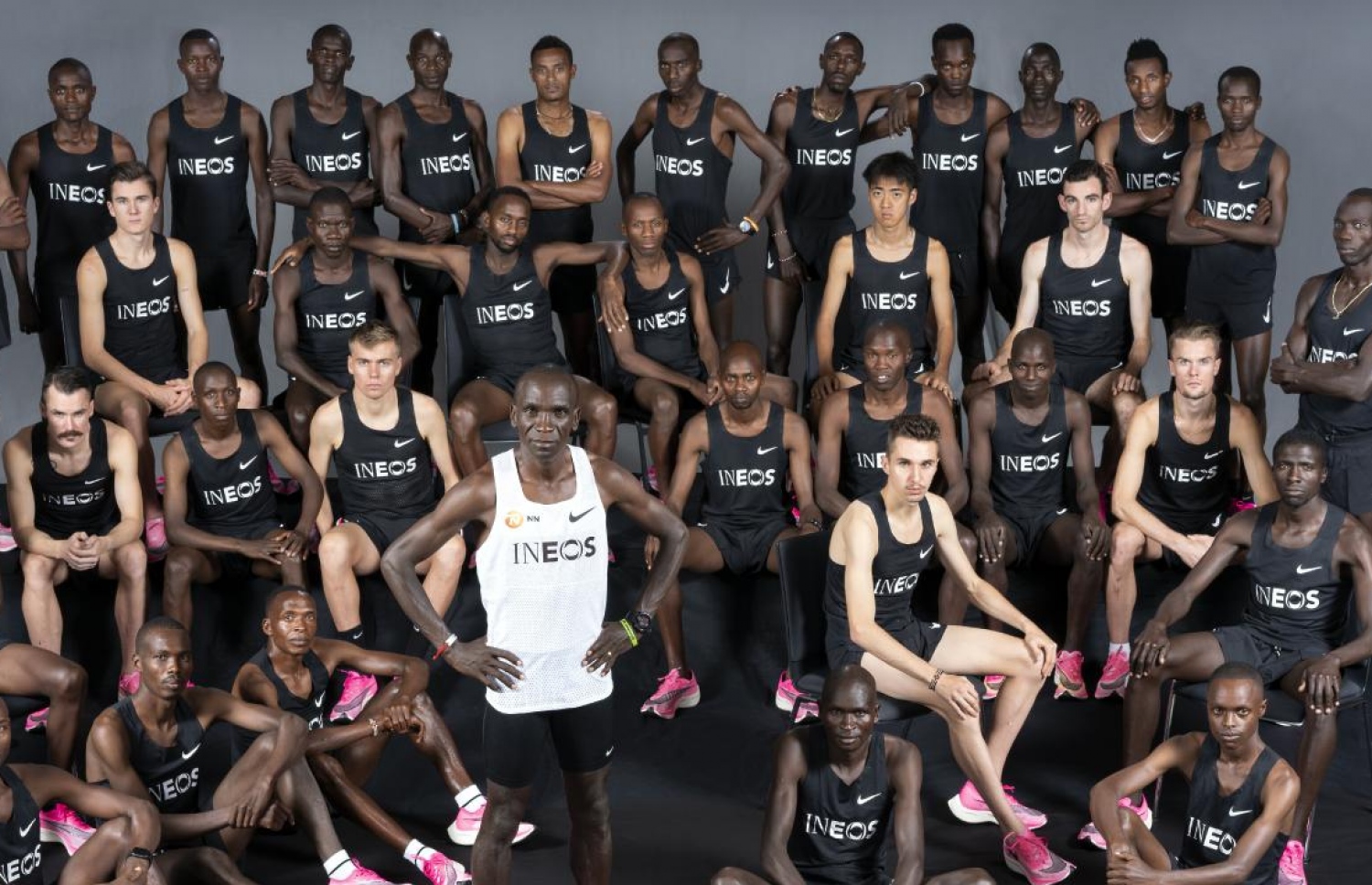 ތާރީޚުގައި ފުރަތަމަ ފަހަރަށް ދެ ގަޑިއިރަށް ވުރެ އަވަހަށް މެރެތަން ނިންމި އެލިއޫޑް ކިޕްޗޯޖް އާއި އޭނާގެ ސްޕީޑް ހިފަހައްޓައިދިން ދުނިޔޭގެ ދިގު ދުވުންތަކުގެ 41 ތަރިން، ރޭހުގެ ކުރިން ނެގި ފޮޓޯއެއްގައި