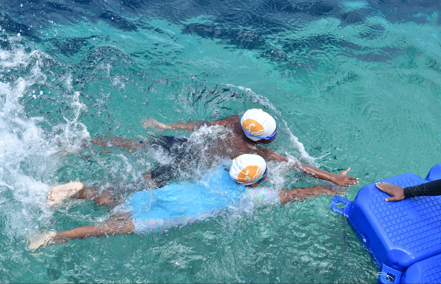 މާލެ (އޮކްޓޯބަރު 12) - ރަސްފަންނު ސަރަހައްދުގައި ސްވިމް މޯލްޑިވްސް އިން ބޭއްވި ދިރާގު މާލޭ އޯޕަން ފެތުމުގެ މުބާރާތް: މިއީ އާއްމުންނަށް ފެތުމުގެ ވާދަވެރި ޕްލެޓްފޯމެއް ހޯދައިދިނުމުގެ ގޮތުން ސްވިމް މޯލްޑިވްސް އިން ރާވައިގެން ފެށި މުބާރާތެއް. --ފޮޓޯ: ނިޝާން އަލީ/ މިހާރު