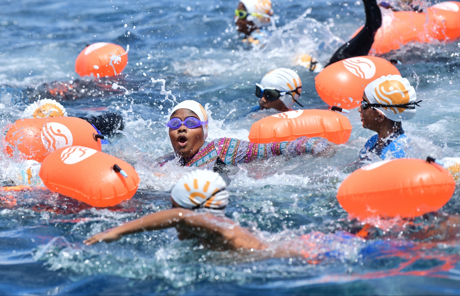 މާލެ (އޮކްޓޯބަރު 12) - ރަސްފަންނު ސަރަހައްދުގައި ސްވިމް މޯލްޑިވްސް އިން ބޭއްވި ދިރާގު މާލޭ އޯޕަން ފެތުމުގެ މުބާރާތް: މިއީ އާއްމުންނަށް ފެތުމުގެ ވާދަވެރި ޕްލެޓްފޯމެއް ހޯދައިދިނުމުގެ ގޮތުން ސްވިމް މޯލްޑިވްސް އިން ރާވައިގެން ފެށި މުބާރާތެއް. --ފޮޓޯ: ނިޝާން އަލީ/ މިހާރު