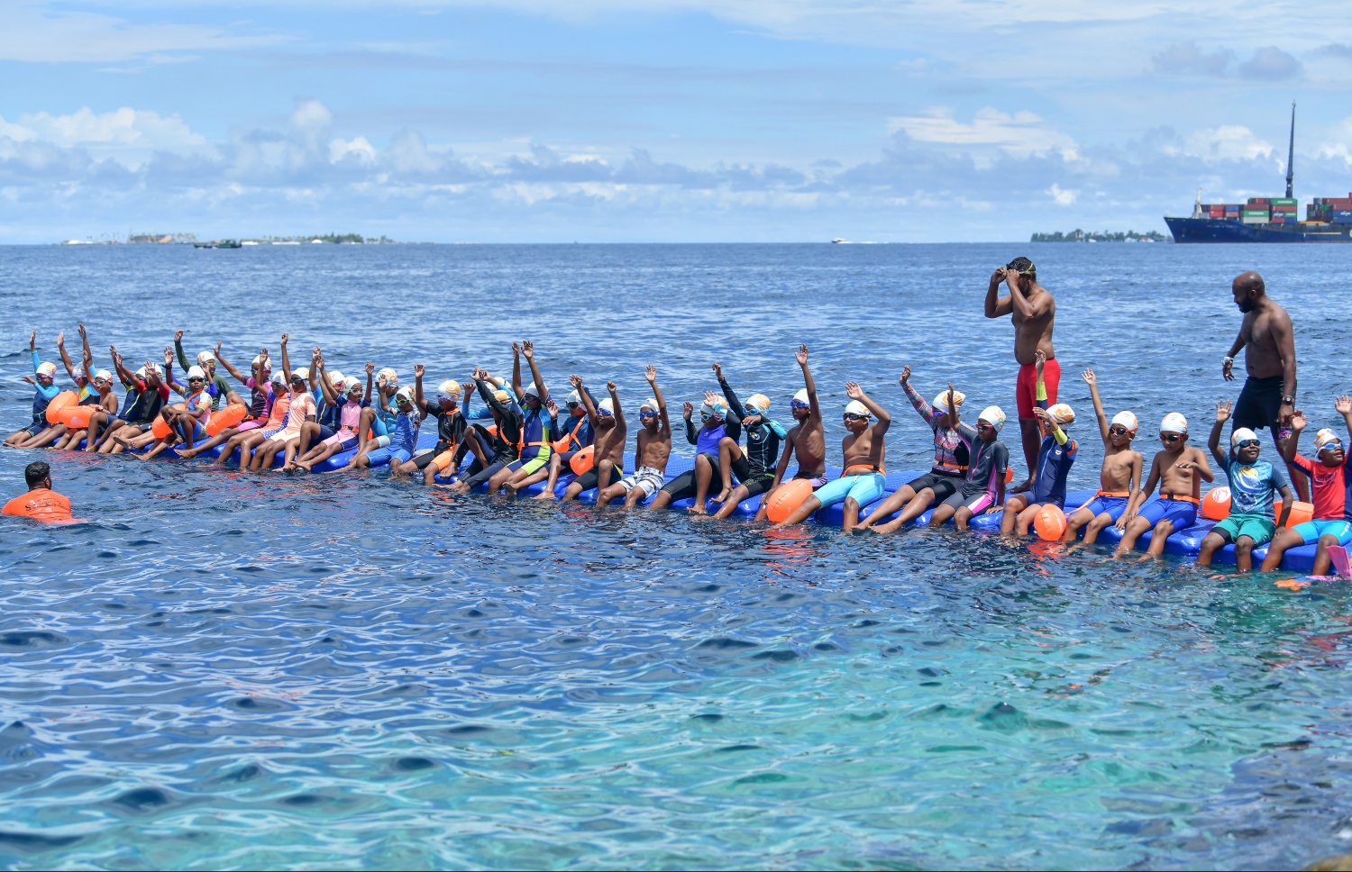 މާލެ (އޮކްޓޯބަރު 12) - ރަސްފަންނު ސަރަހައްދުގައި ސްވިމް މޯލްޑިވްސް އިން ބޭއްވި ދިރާގު މާލޭ އޯޕަން ފެތުމުގެ މުބާރާތް: މިއީ އާއްމުންނަށް ފެތުމުގެ ވާދަވެރި ޕްލެޓްފޯމެއް ހޯދައިދިނުމުގެ ގޮތުން ސްވިމް މޯލްޑިވްސް އިން ރާވައިގެން ފެށި މުބާރާތެއް. --ފޮޓޯ: ނިޝާން އަލީ/ މިހާރު