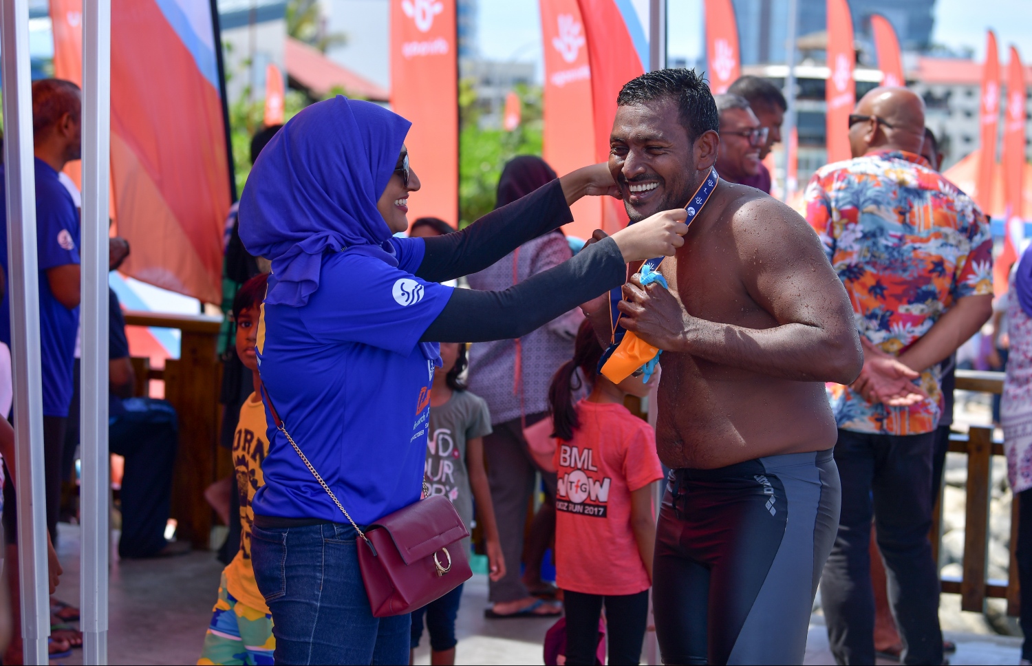 މާލެ (އޮކްޓޯބަރު 12) - ރަސްފަންނު ސަރަހައްދުގައި ސްވިމް މޯލްޑިވްސް އިން ބޭއްވި ދިރާގު މާލޭ އޯޕަން ފެތުމުގެ މުބާރާތް: މިއީ އާއްމުންނަށް ފެތުމުގެ ވާދަވެރި ޕްލެޓްފޯމެއް ހޯދައިދިނުމުގެ ގޮތުން ސްވިމް މޯލްޑިވްސް އިން ރާވައިގެން ފެށި މުބާރާތެއް. --ފޮޓޯ: ނިޝާން އަލީ/ މިހާރު