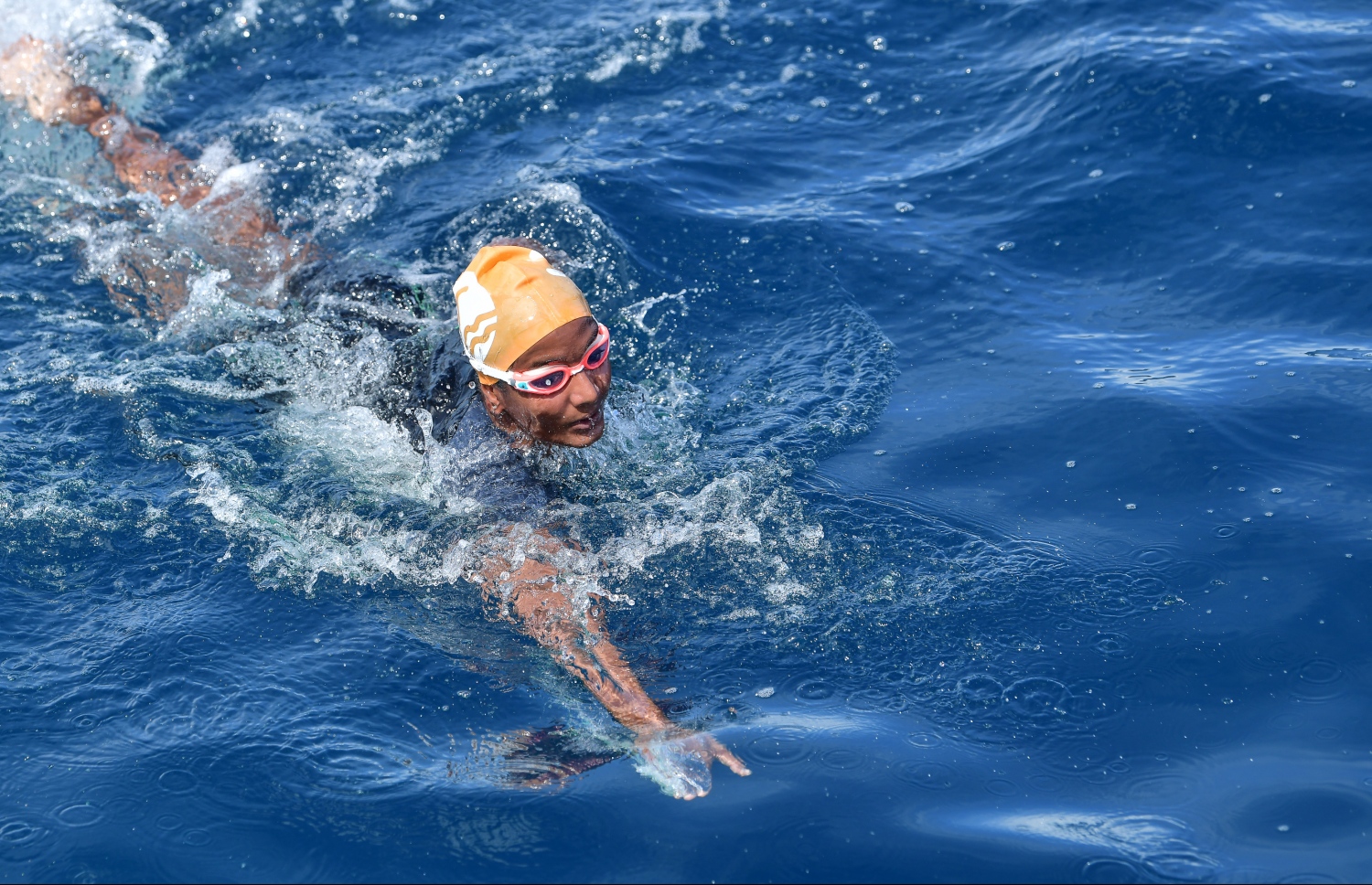 މާލެ (އޮކްޓޯބަރު 12) - ރަސްފަންނު ސަރަހައްދުގައި ސްވިމް މޯލްޑިވްސް އިން ބޭއްވި ދިރާގު މާލޭ އޯޕަން ފެތުމުގެ މުބާރާތް: މިއީ އާއްމުންނަށް ފެތުމުގެ ވާދަވެރި ޕްލެޓްފޯމެއް ހޯދައިދިނުމުގެ ގޮތުން ސްވިމް މޯލްޑިވްސް އިން ރާވައިގެން ފެށި މުބާރާތެއް. --ފޮޓޯ: ނިޝާން އަލީ/ މިހާރު