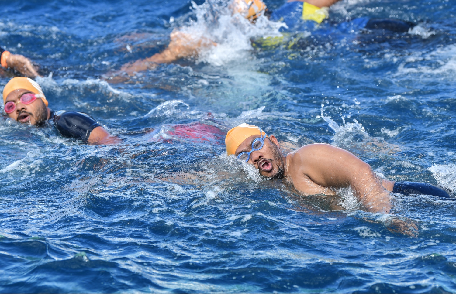 މާލެ (އޮކްޓޯބަރު 12) - ރަސްފަންނު ސަރަހައްދުގައި ސްވިމް މޯލްޑިވްސް އިން ބޭއްވި ދިރާގު މާލޭ އޯޕަން ފެތުމުގެ މުބާރާތް: މިއީ އާއްމުންނަށް ފެތުމުގެ ވާދަވެރި ޕްލެޓްފޯމެއް ހޯދައިދިނުމުގެ ގޮތުން ސްވިމް މޯލްޑިވްސް އިން ރާވައިގެން ފެށި މުބާރާތެއް. --ފޮޓޯ: ނިޝާން އަލީ/ މިހާރު