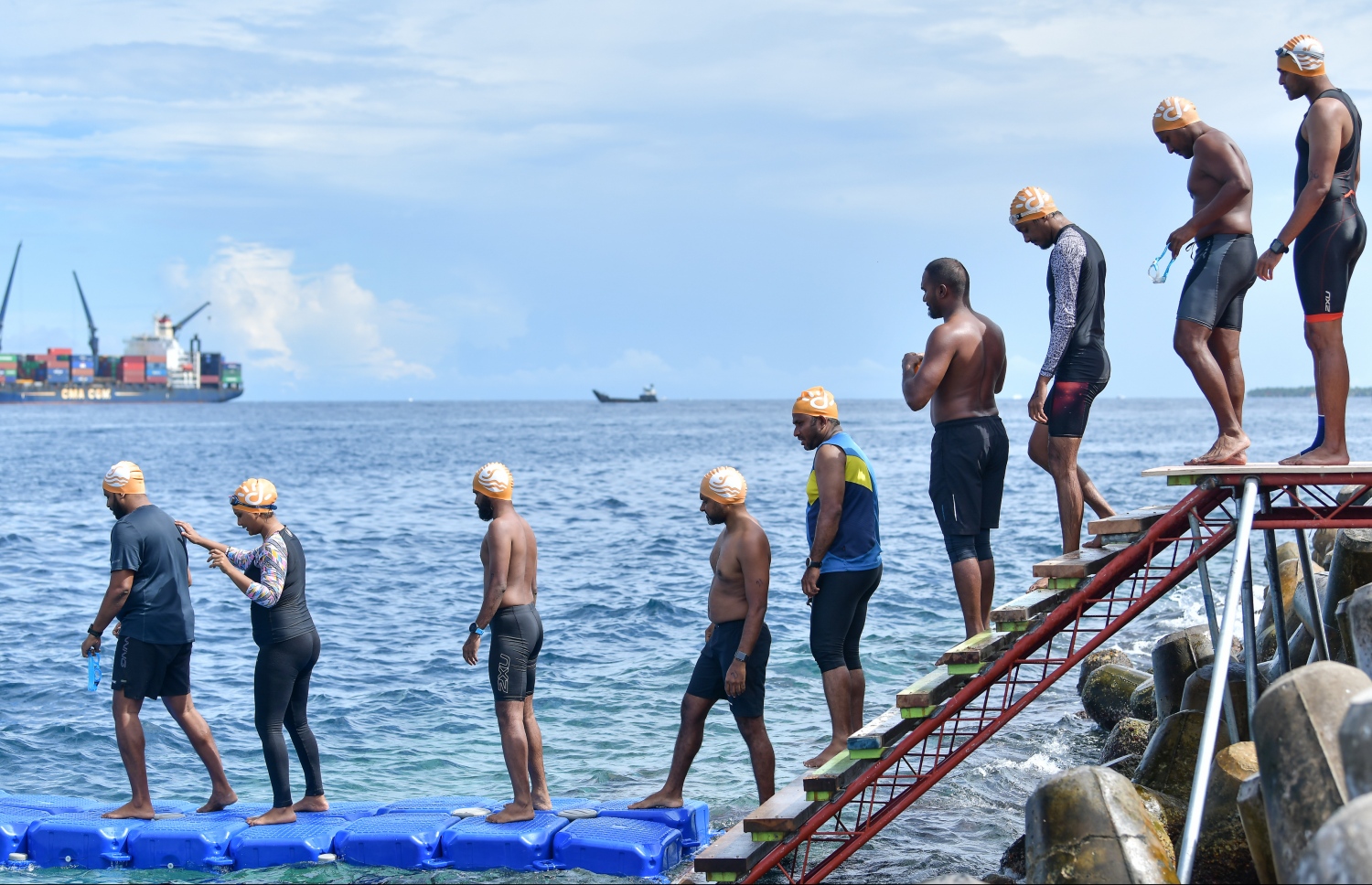 މާލެ (އޮކްޓޯބަރު 12) - ރަސްފަންނު ސަރަހައްދުގައި ސްވިމް މޯލްޑިވްސް އިން ބޭއްވި ދިރާގު މާލޭ އޯޕަން ފެތުމުގެ މުބާރާތް: މިއީ އާއްމުންނަށް ފެތުމުގެ ވާދަވެރި ޕްލެޓްފޯމެއް ހޯދައިދިނުމުގެ ގޮތުން ސްވިމް މޯލްޑިވްސް އިން ރާވައިގެން ފެށި މުބާރާތެއް. --ފޮޓޯ: ނިޝާން އަލީ/ މިހާރު