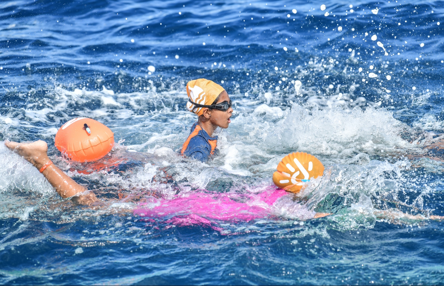 މާލެ (އޮކްޓޯބަރު 12) - ރަސްފަންނު ސަރަހައްދުގައި ސްވިމް މޯލްޑިވްސް އިން ބޭއްވި ދިރާގު މާލޭ އޯޕަން ފެތުމުގެ މުބާރާތް: މިއީ އާއްމުންނަށް ފެތުމުގެ ވާދަވެރި ޕްލެޓްފޯމެއް ހޯދައިދިނުމުގެ ގޮތުން ސްވިމް މޯލްޑިވްސް އިން ރާވައިގެން ފެށި މުބާރާތެއް. --ފޮޓޯ: ނިޝާން އަލީ/ މިހާރު