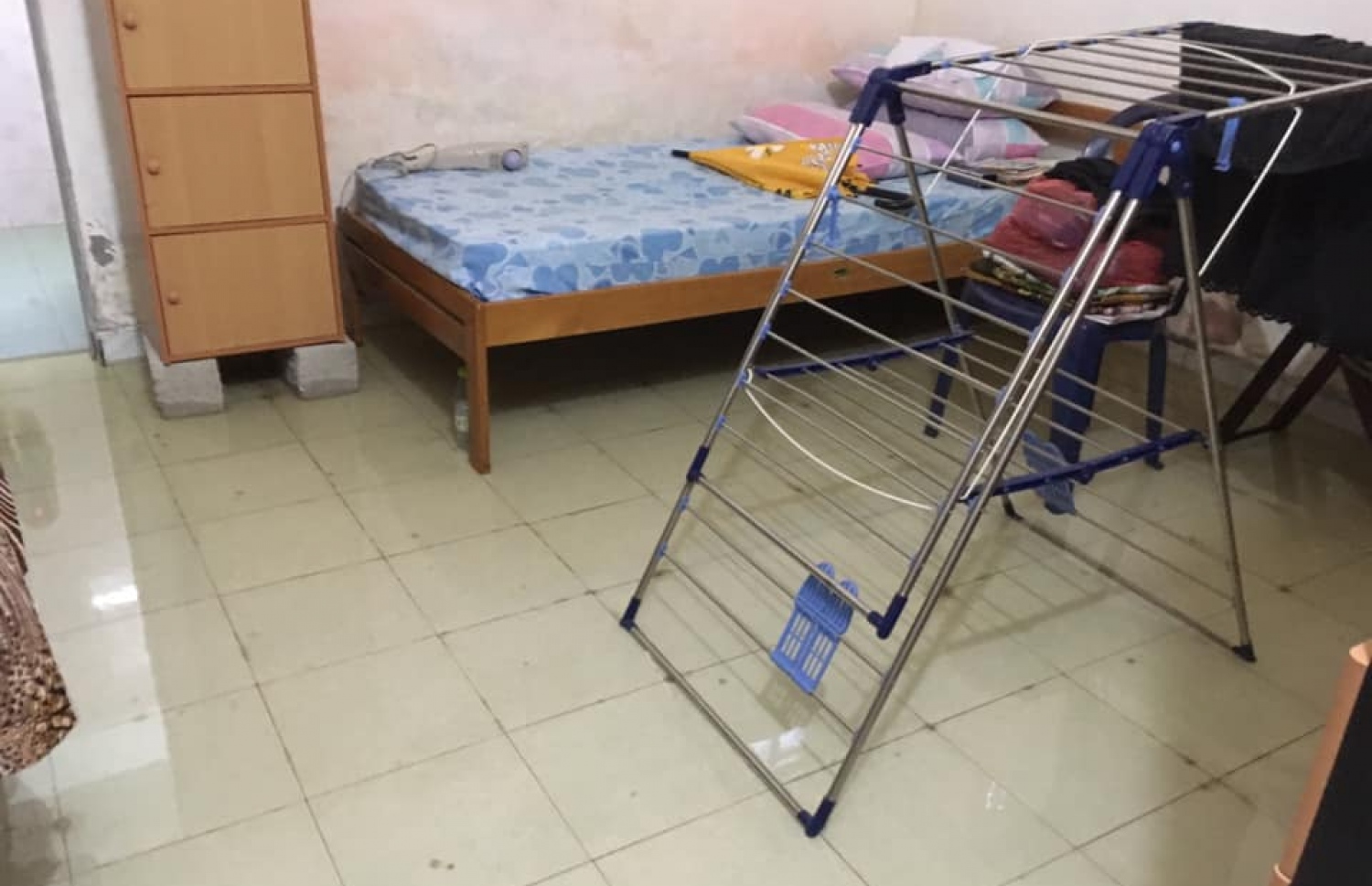 އޮކްޓޫބަރު 12، 2019- މި ދެ ދުވަހު އައްޑު އަށް ވެހުނު ބޯ ވާރޭގައި ގެ އަކަށް ފެން ވަދެފައި: ބައެއް ގޭގެ އަށް ފެން ވަދެ، ދިރިނޫޅެވޭ ވަރުވެގެން އެ ގެތަކުގެ އާއިލާތައް ވަނީ އެހެން ތަންތަނަށް ބަދަލުކޮށްފައި.