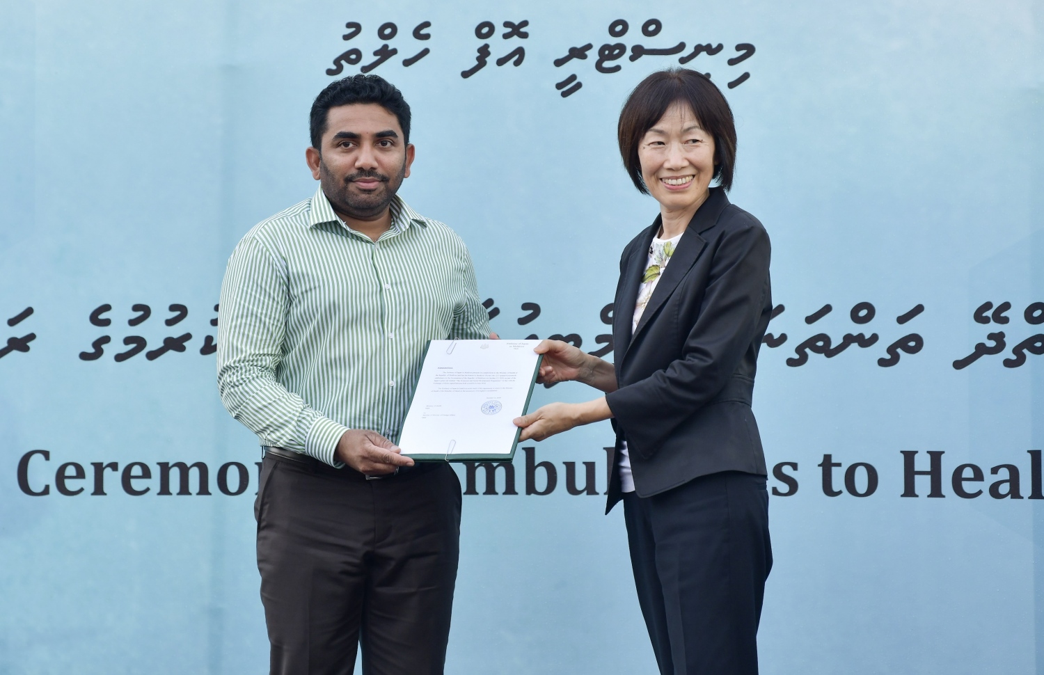 ޖަޕާނުން 25 ޕެރަމެޑިކް އެމްބިއުލާންސް ހަދިޔާކުރި ކަމުގެ ލިއުން އެގައުމުން ރާއްޖެއަށް ކަނޑައަޅާފައި ހުންނަވާ ސަފީރު ކެއިކޯ ޔަނާއީ ހެލްތު މިނިސްޓަރު އަބްދުﷲ އަމީނާ ހަވާލުކުރައްވަނީ. ފޮޓޯ:ނިޝާން އަލީ/މިހާރު