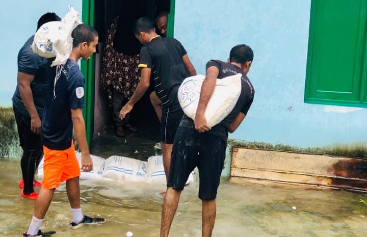 އޮކްޓޫބަރު 12، 2019- މި ދެ ދުވަހު އައްޑު އަށް ވެހުނު ބޯ ވާރޭގައި ގެ އަކަށް ފެން ވަނަ ނުދިނުމަށްޓަކައި ފުލުހުން ވެލިބަސްތާ ޖަހަނީ.