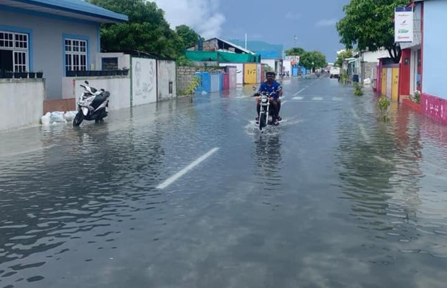 އޮކްޓޫބަރު 12، 2019- މި ދެ ދުވަހު އައްޑު އަށް ކުރި ގަދަ ވިއްސާރައިގައި މަގެއްގައި ފެންބޮޑުވެފައިވާއިރު، ބަޔަކު ސައިކަލްގައި ދަނީ: އައްޑޫގެ ގިނަ މަގުތަކުގައި ފެންބޮޑުވެ، ހިނގައިބިނގާ އުޅުމަށް ވަނީ ވަރަށް ބޮޑަށް ދަތިވެފައި.