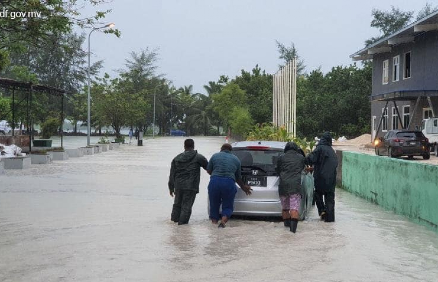 އޮކްޓޫބަރު 12، 2019- މި ދެ ދުވަހު އައްޑު އަށް ވެހުނު ބޯ ވާރޭގައި ފެންބޮޑުވެފައިވާ މަގަކަށް ހުއްޓުނު ކާރެއް ކޮއްޕާފައި ގެންދަނީ.