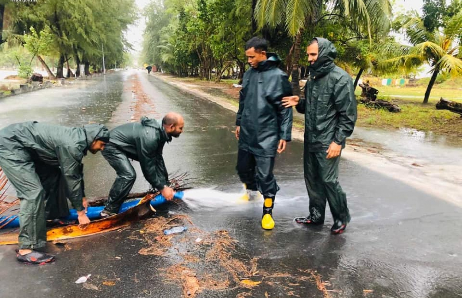 އޮކްޓޫބަރު 12، 2019- މި ދެ ދުވަހު އައްޑު އަށް ކުރި ގަދަ ވިއްސާރައިގައި ފެންބޮޑުވެފައިވާ މަގަކުން ފެން ހިންދުމަށް ސިފައިން ހަރަކާތްތެރިވަނީ.