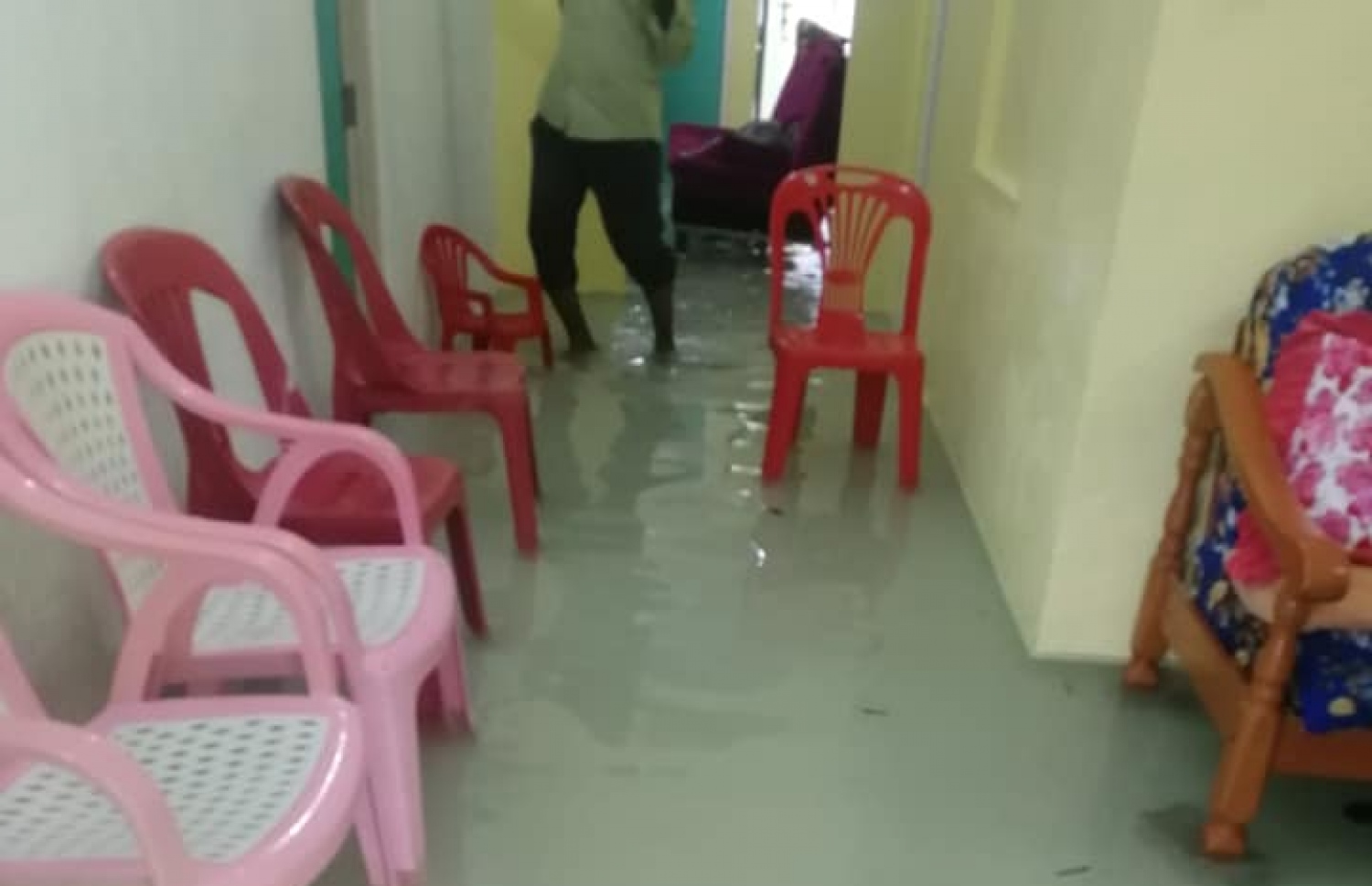 އޮކްޓޫބަރު 12، 2019- މި ދެ ދުވަހު އައްޑު އަށް ވެހުނު ބޯ ވާރޭގައި ގެ އަކަށް ފެން ވަދެފައި: ބައެއް ގޭގެ އަށް ފެން ވަދެ، ދިރިނޫޅެވޭ ވަރުވެގެން އެ ގެތަކުގެ އާއިލާތައް ވަނީ އެހެން ތަންތަނަށް ބަދަލުކޮށްފައި.