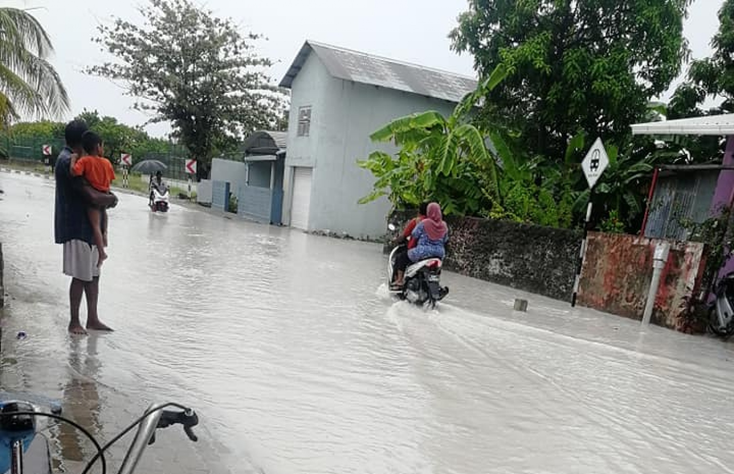 އޮކްޓޫބަރު 12، 2019- މި ދެ ދުވަހު އައްޑު އަށް ކުރި ގަދަ ވިއްސާރައިގައި މަގެއްގައި ފެންބޮޑުވެފައިވާއިރު، ބަޔަކު ސައިކަލްގައި ދަނީ: އައްޑޫގެ ގިނަ މަގުތަކުގައި ފެންބޮޑުވެ، ހިނގައިބިނގާ އުޅުމަށް ވަނީ ވަރަށް ބޮޑަށް ދަތިވެފައި.