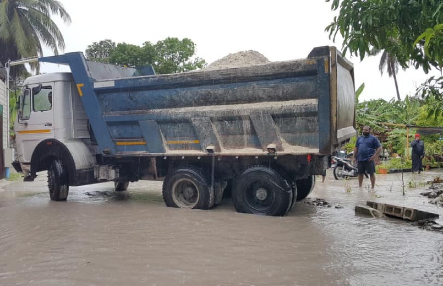 އޮކްޓޫބަރު 12، 2019- މި ދެ ދުވަހު އައްޑު އަށް ކުރި ގަދަ ވިއްސާރައިގައި ފެން ބޮޑުވެފައިވާ މަގަކަށް ފަސް އެޅުމަށް ހަރަކާތްތެރިވަނީ.