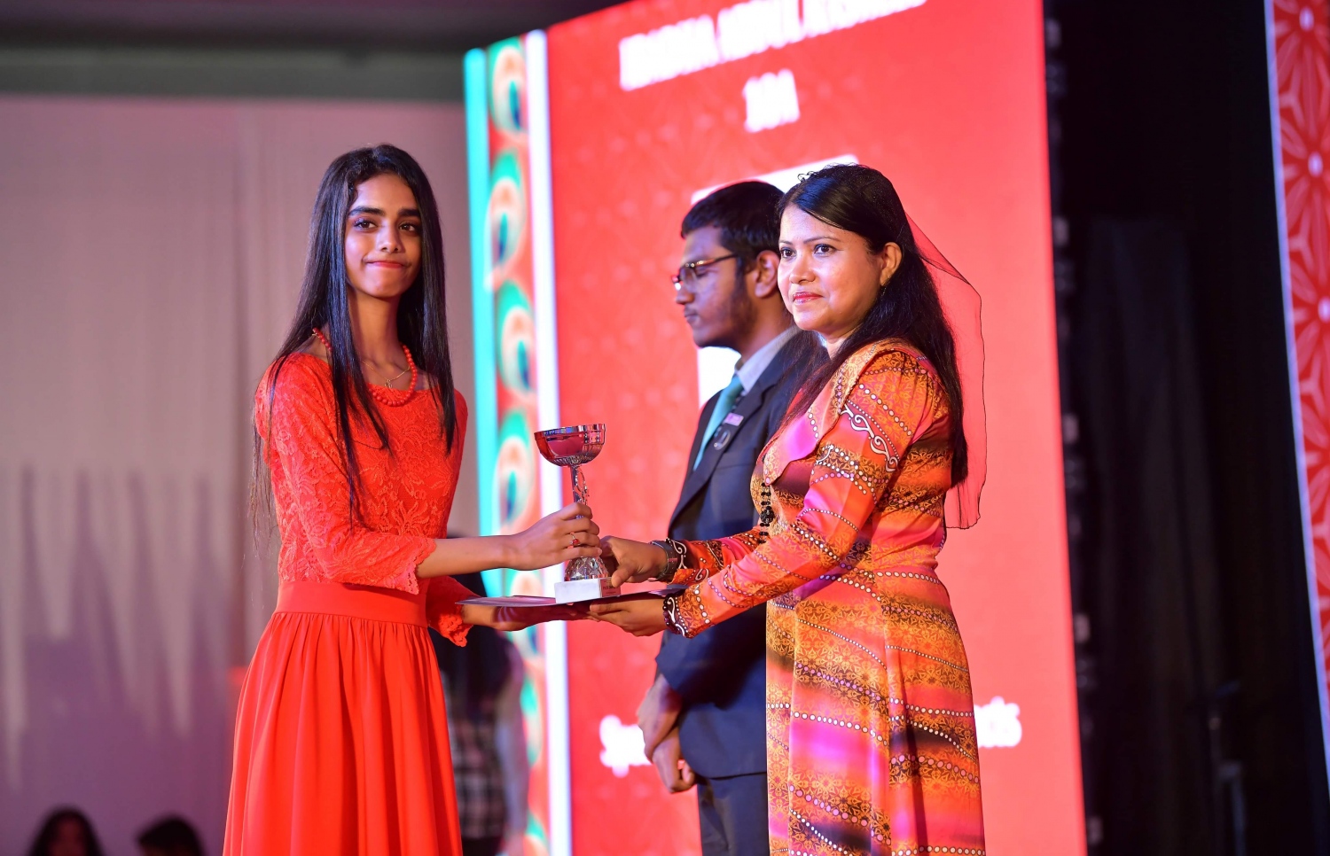 އަހުމަދިއްޔާ ސްކޫލުން މިދިިޔަ އަހަރު ވަނަ ހޯދި ދަރިވަރަކަށް، މެޑިކަލް ސްކޫލުގެ ޑީން، ޑރ. ޝީޒާ އެވޯޑު ހަވާލުކޮށްދެއްވަނީ-- ފޮޓޯ: ނިޝާން އަލީ/ މިހާރު