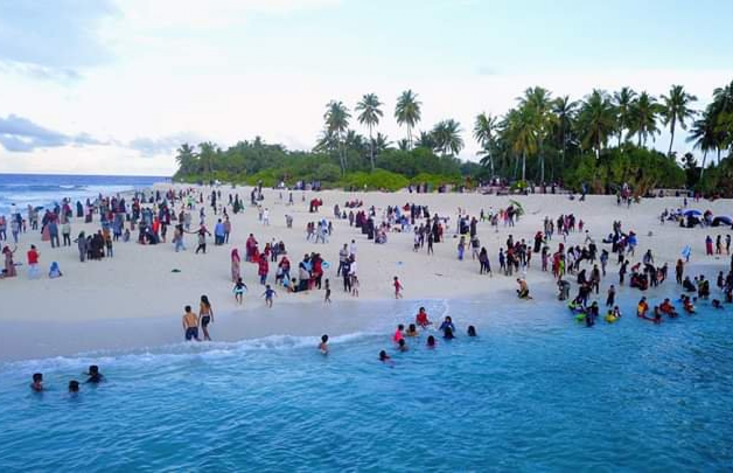 ފުވައްމުލަކު ތުނޑީގައި ޗުއްޓީ ދުވަސް ހޭދަކުރަނީ: މިދިޔަ ހަފްތާ ބަނދުގައި އެތަނަށް 2000 މީހުން ޒިޔާރަތްކުރި ކަަމަށް ބެލެވޭ -- ފޮޓޯ: އަބްދުﷲ އާސިފް، ސޯޝަލް މީޑިއާ