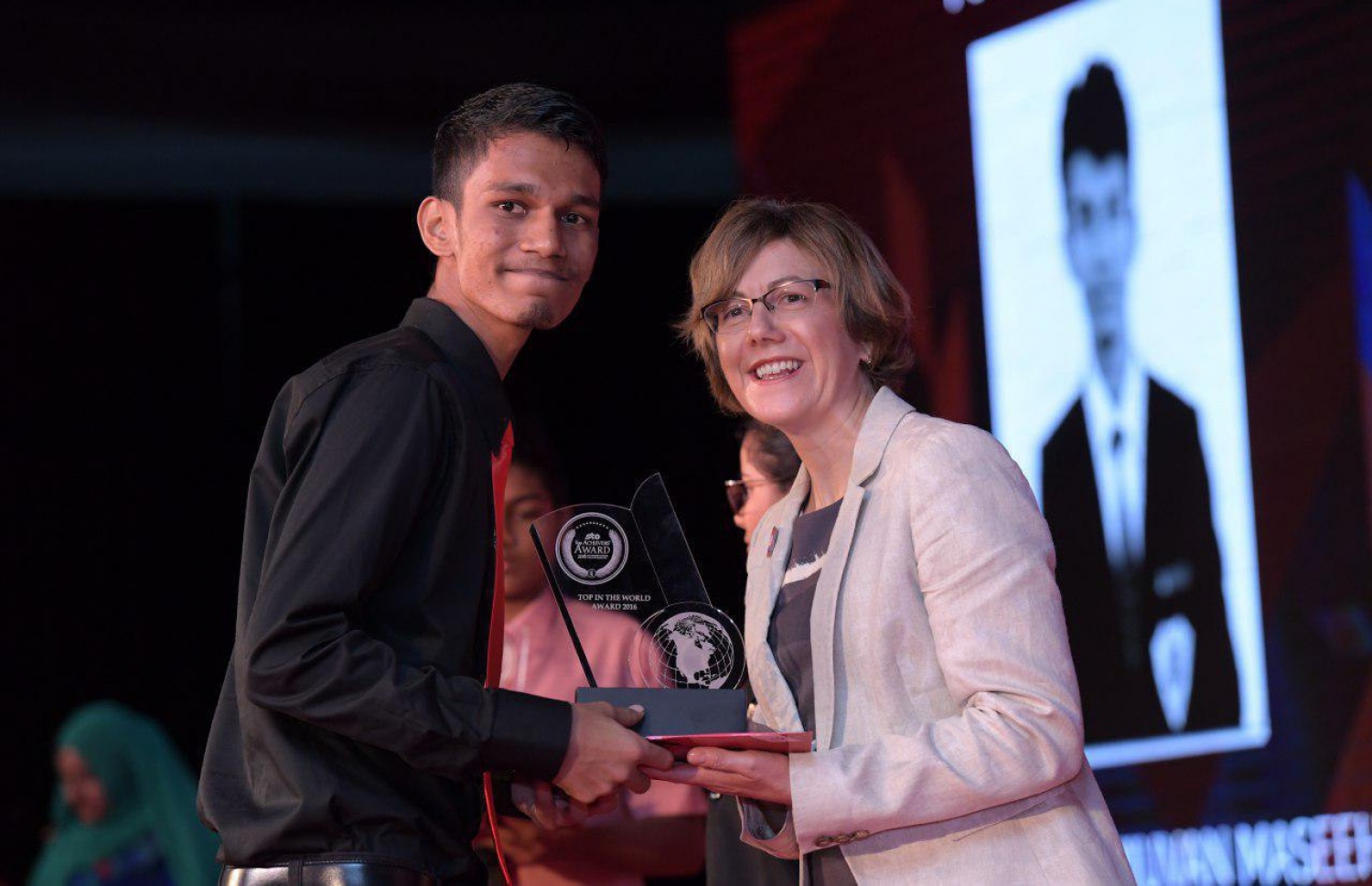 އޯ ލެވެލްގައި ޓްރެވެލް އެންޑް ޓޫރިޒަމް އިން ދުނިޔެއިން އަށް ވަނަ ލިބުމުން އެވޯޑު ހަވާލުކުރަނީ