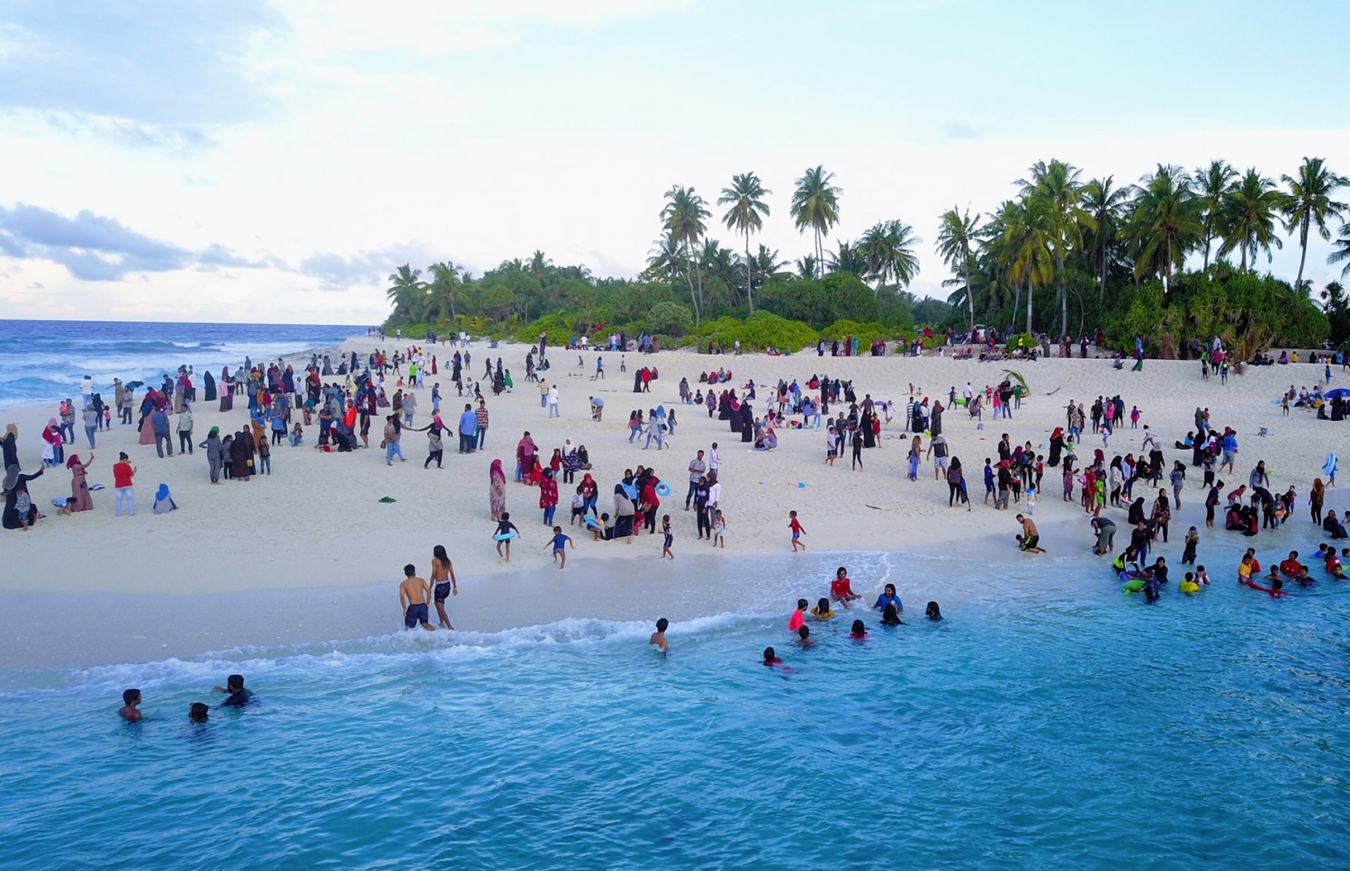 ފުވައްމުލަކު ތުނޑީގައި ގިނަ ބަޔަކު މޫދަށް ގޮސް މަޖާކުރަނީ-- ފޮޓޯ: އަބްދުﷲ އާސިފް، ސޯޝަލް މީޑިއާ