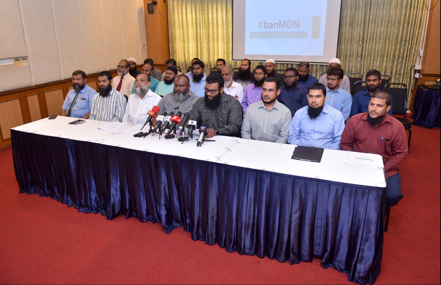 އިސްލާމްދީނަށް ފުރައްސާރަކޮށް، އެމްޑީއެން އިން ނެރުނު ރިޕޯޓާ މެދު ކަންބޮޑުވުން ފާޅުކޮށް، ރާއްޖޭގެ މަޝްހޫރު ދީނީ އިލްމުވެރިން މިއަދު ބޭއްވި ނިއުސް ބްރީފިން.---ފޮޓޯ: ހުސައިން ވަހީދު/މިހާރު