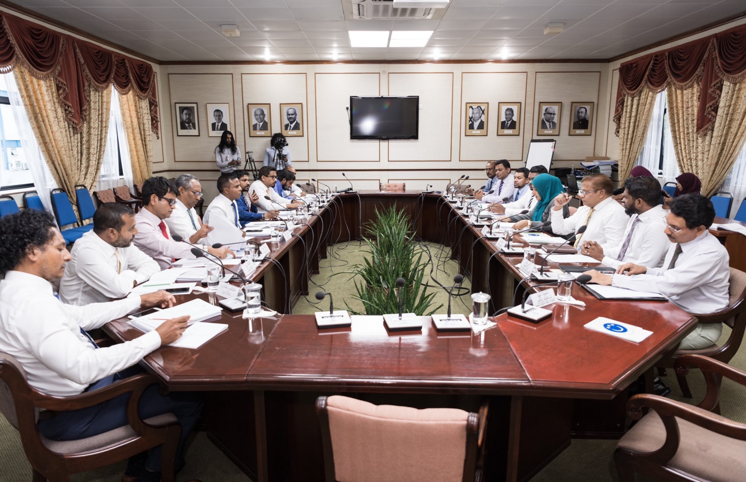 ރައްޔިތުންގެ މަޖިލީހުގެ ގައުމީ ތަރައްގީ އާއި ތަރިކައިގެ ކޮމިޓީގެ ބައްދަލުވުމުގައި ޓްރާންސްޕޯޓު މިނިސްޓްރީގެ އިސްވެރިން ބައިވެރިވެވަޑައިގަންނަވަނީ .-- ފޮޓޯ: މަޖިލިސް