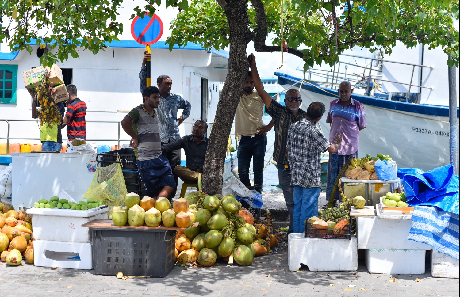 މާރުކޭޓުގެ ބޭރުގައި ބަޔަަކު ކުރުނބާ ވިއްކަނީ -- ފޮޓޯ: ހުސައިން ވަހީދު/މިހާރު