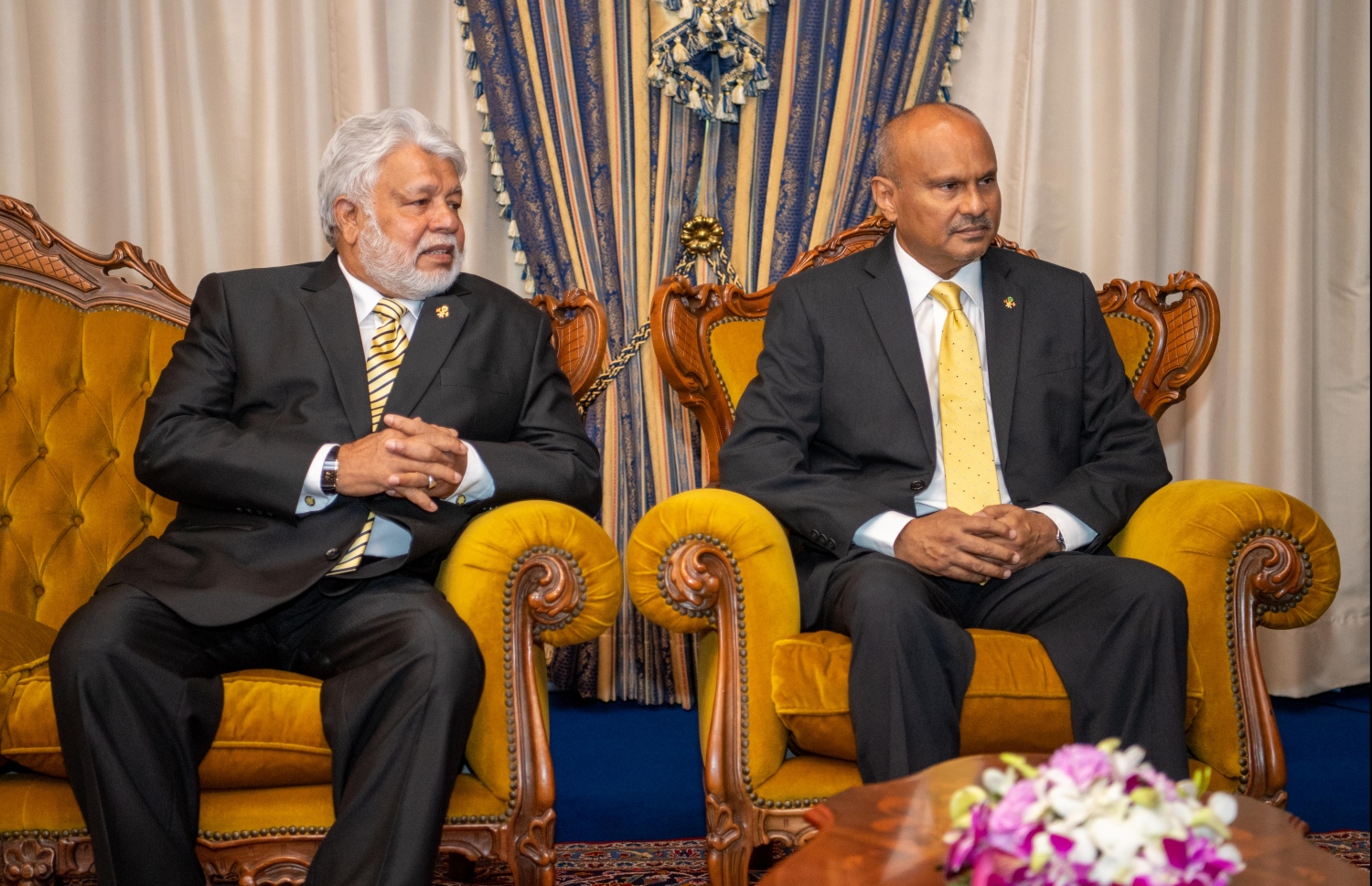 ޝިހާބާއި މާހިރަށް މަގާމު ހަވާލު ކުރުމަށް ރައީސް އޮފީހުގައި މިއަދު ބޭއްވި ރަސްމިއްޔާތުގައި އެ ދެ ބޭފުޅުން ބައިވެރިވެވަޑައިގަންނަވަނީ.---ފޮޓޯ: ރައީސް އޮފީސް