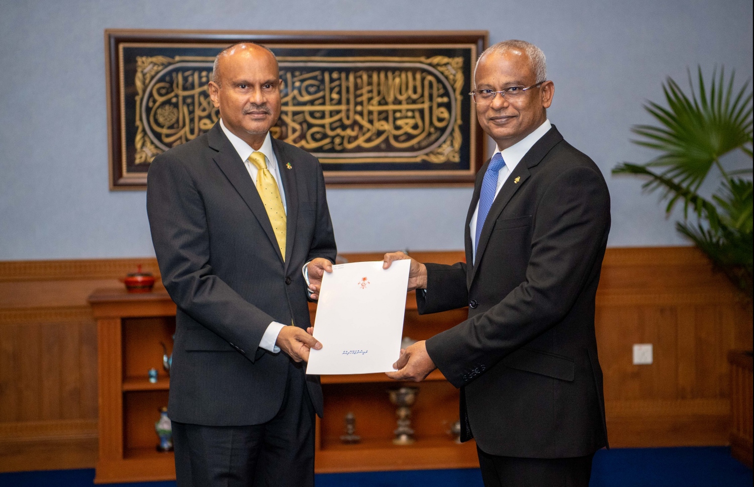 ރައީސް އިބްރާހިމް މުހައްމަދު ސޯލިހުގެ އެޑްވައިޒަރުކަމުގެ މަގާމުގެ ފަތްކޮޅު، އެމަނިކުފާނު މިއަދު ޝިހާބަށް އަރުވަނީ.---ފޮޓޯ: ރައީސް އޮފީސް