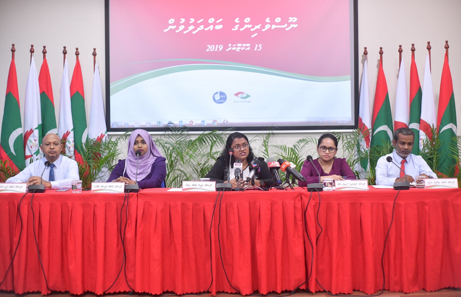 އޭސީސީގެ މެމްބަރުން. ތަހުގީގުތައް ލަސްކަމުގެ ކަންބޮޑުވުންތަކާ އެކު މެމްބަރުން ވަކިކުރުމުގެ މަސައްކަތް މަޖިލީހުގެ މިނިވަން މުއައްސަސާތަކާ ބެހޭ ކޮމިޓީން ވަނީ ފަށާފައި. --ފޮޓޯ: ނިޝާން އަލީ/މިހާރު