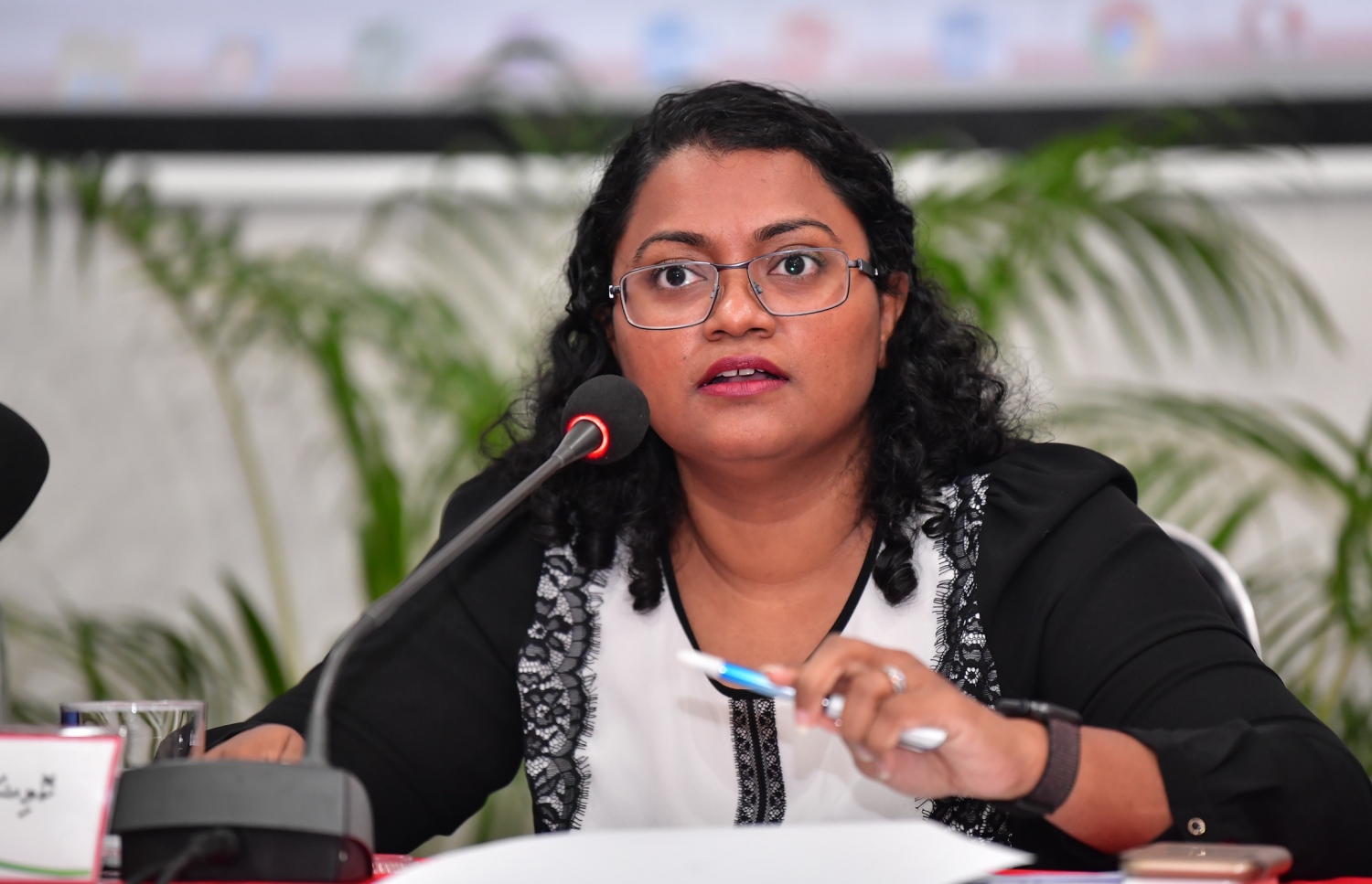 އޭސީސީގެ ރައީސް ޝިއުނާ، ނޫސްވެރިންނާ ވާހަކަ ދައްކަވަނީ: ކޮރަޕްޝަން ހުއްޓުވަން ގާނޫނީ އޮނިގަނޑުތަކަށް ބަދަލުގެނެސް ކުރަން ޖެހިފައިވާ މަސައްކަތް ގިނަ ކަމަށް ވިދާޅުވި. --ފޮޓޯ: ނިޝާން އަލީ/މިހާރު