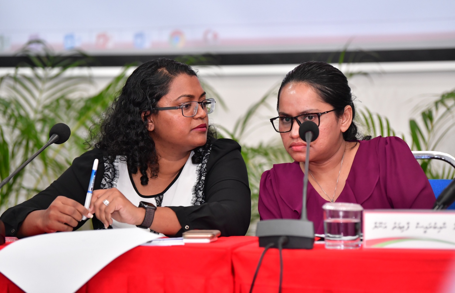 އޭސީސީގެ އާ ރައީސް ޝިއުނާ (ވ) އަދި ނައިބު ރައީސް އަނޫލާ، އެ ބޭފުޅުންގެ ފުރަތަމަ ނިއުސް ބްރީފިންގައި މަޝްވަރާ ކުރައްވަނީ.---ފޮޓޯ: ނިޝާން އަލީ/މިހާރު