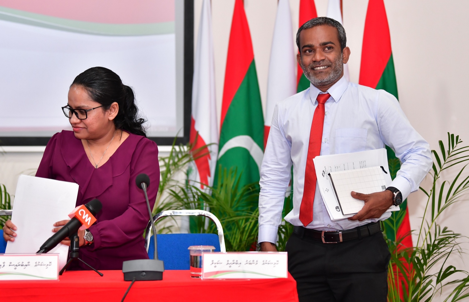 އޭސީސީން ބޭއްވި ނޫސްވެރިންގެ ބައްދަލުވުމަށް ފަހު މެމްބަރު ޝަކީލް، އަނޫލާ އެކު މަޑުކޮށްލައްވައިގެން. ---ފޮޓޯ: ނިޝާން އަލީ/މިހާރު