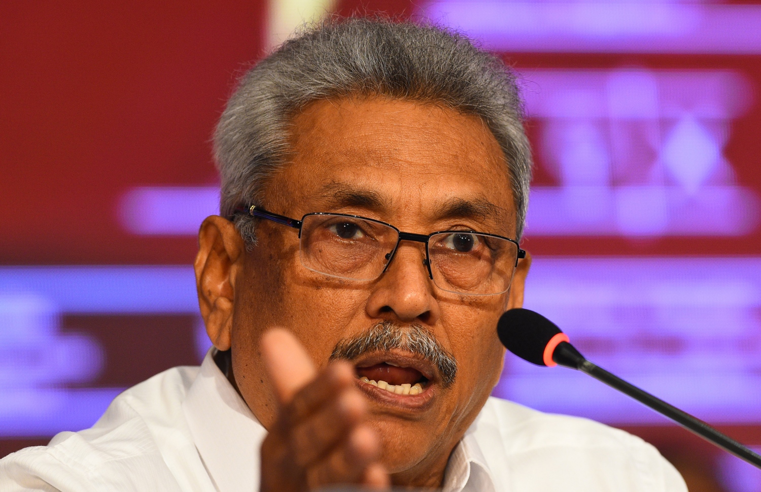 ގޯޓާބޭ ރާޖަޕަކްސާ ނޫސްވެރިންނާ ބައްދަލު ކުރައްވަނީ. --ފޮޓޯ:އޭއެފްޕީ